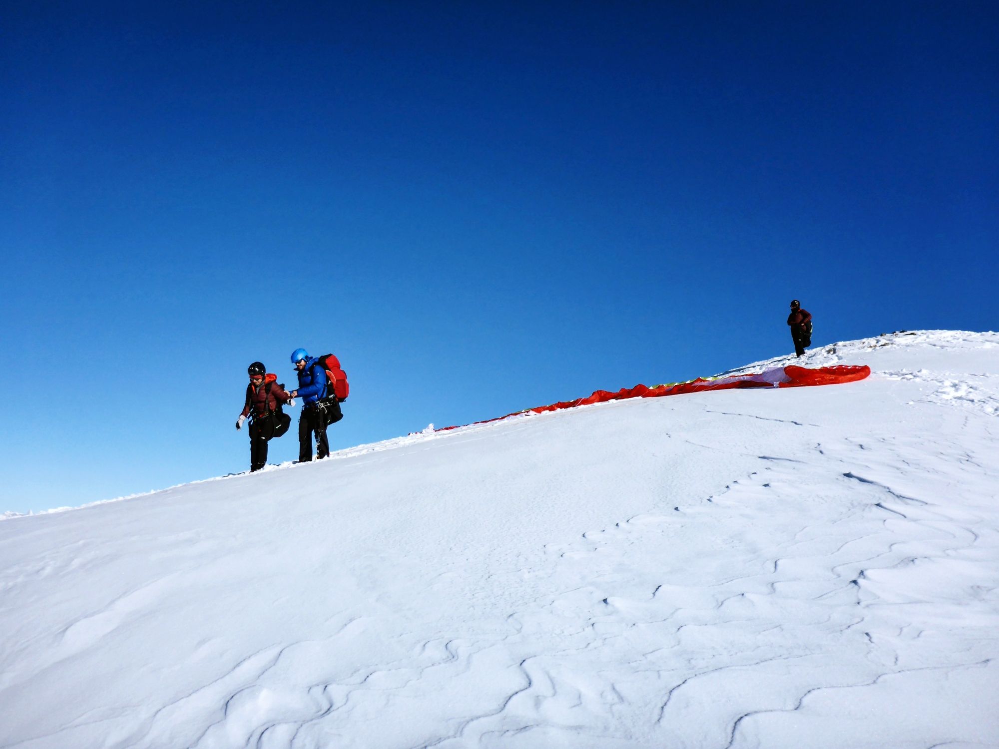 Paragliding Klosters Winter, sneeuw en blauwe lucht