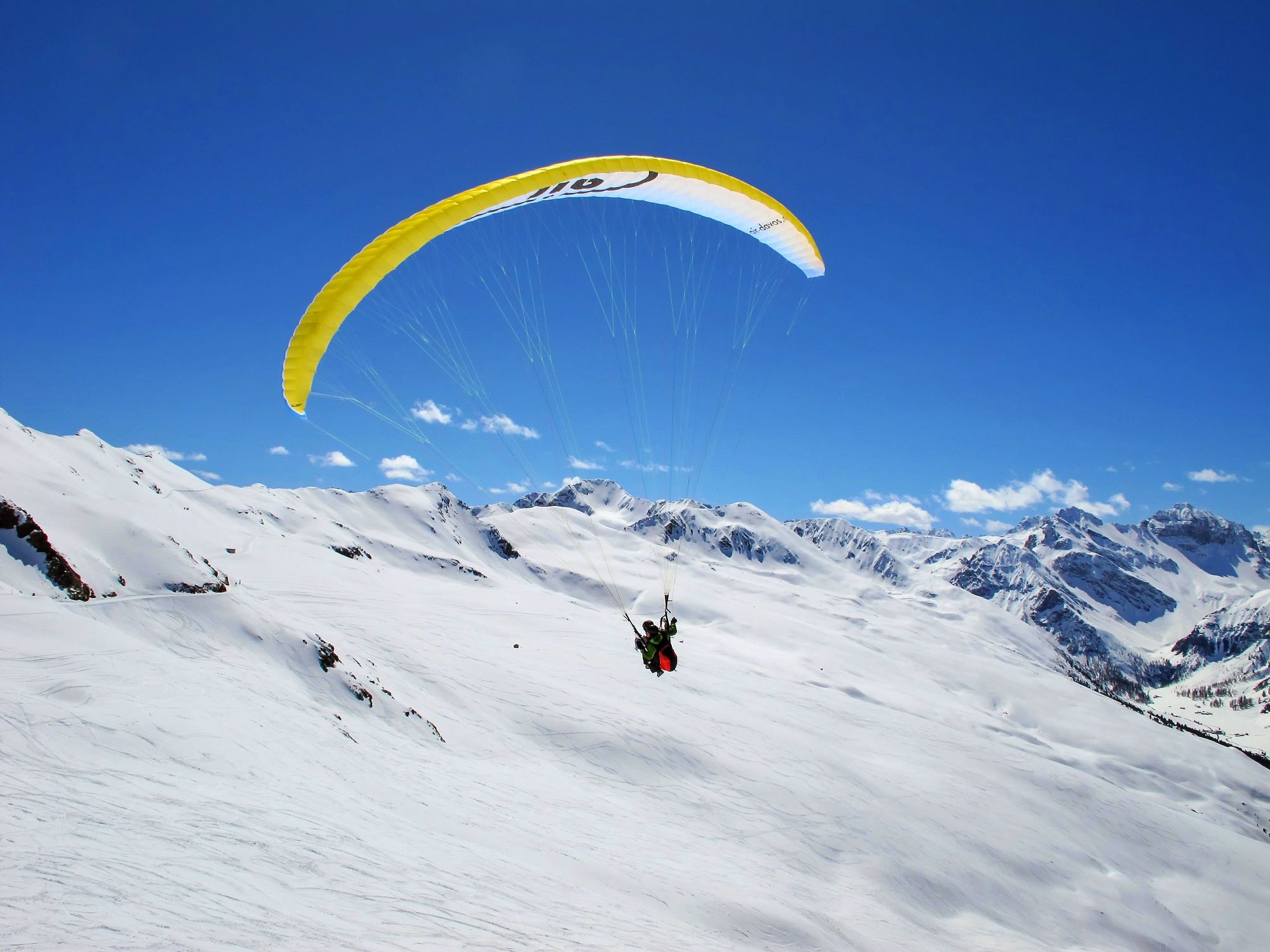 Voler en parapente à Davos au-dessus des montagnes enneigées