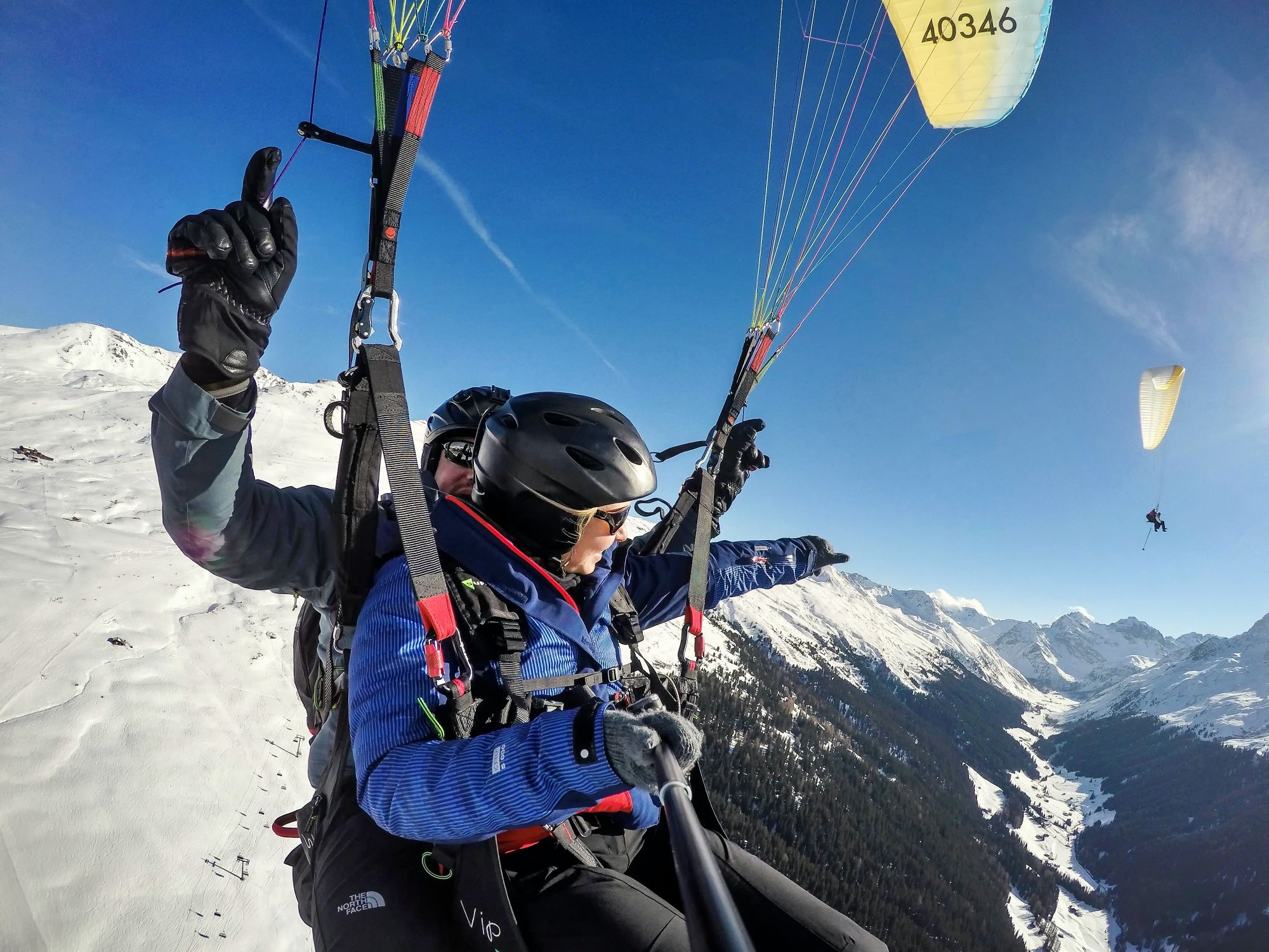 Parasailen in Klosters in de winter met uitzicht op de besneeuwde bergen.
