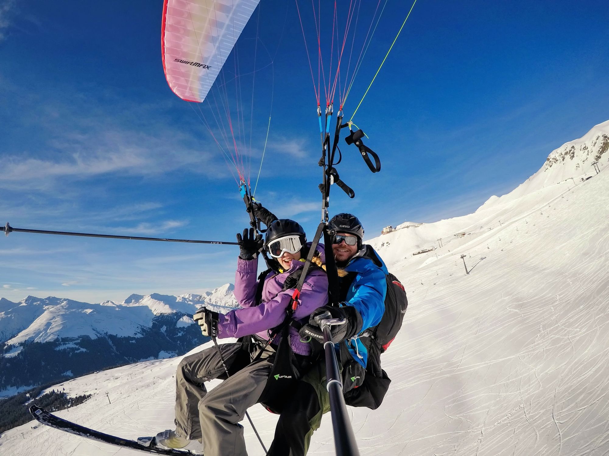 Terbang layang di Klosters, dua orang berlepas
