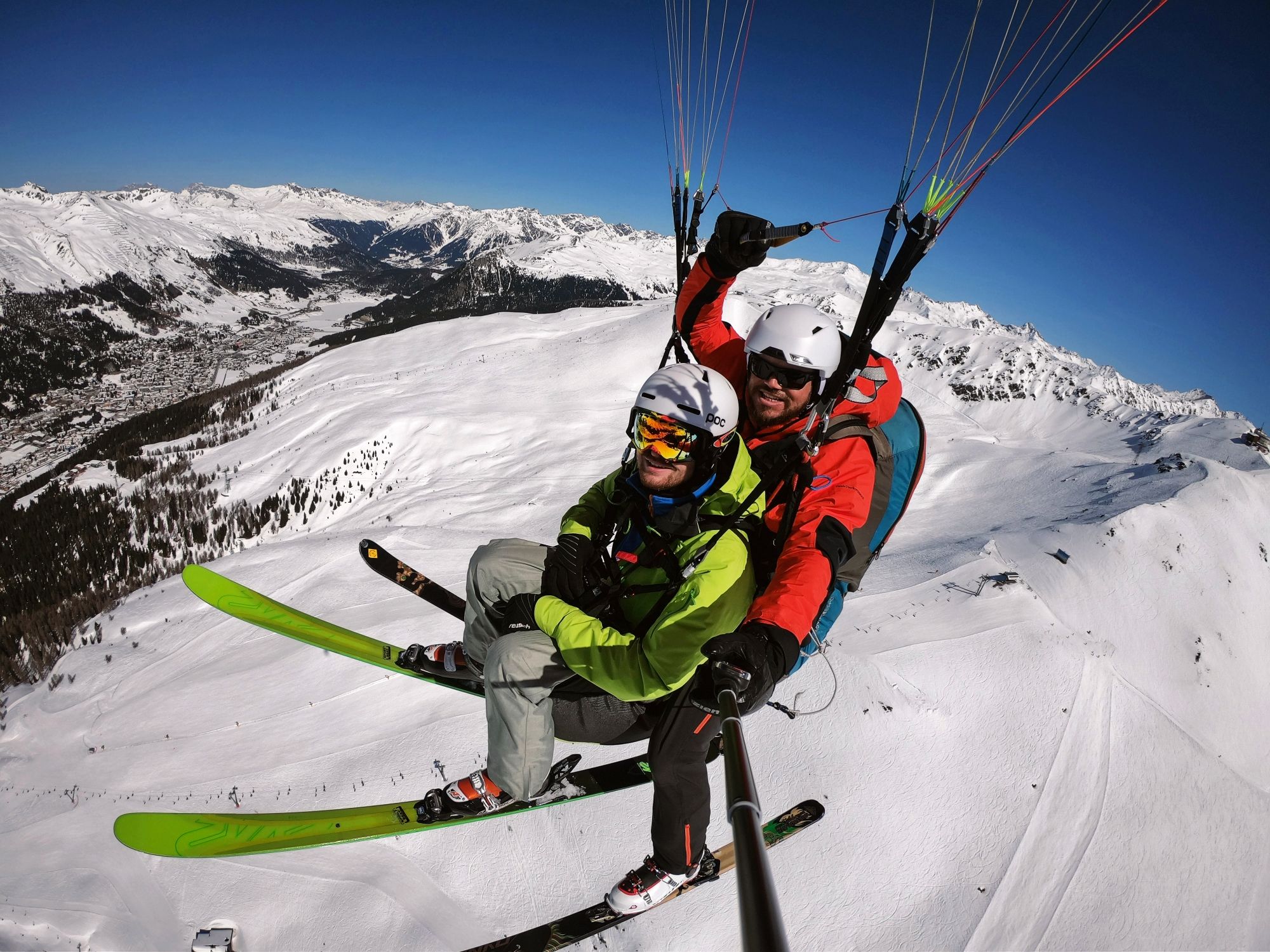 Lancement de parapente à Davos avec des skieurs sur la neige