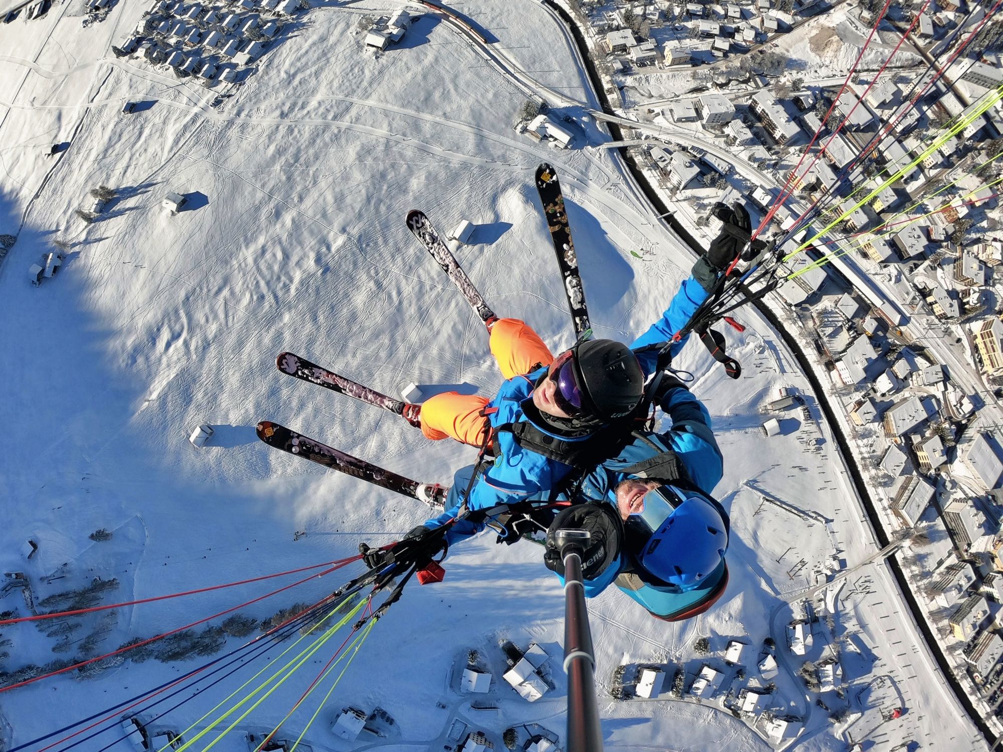 Voo de parapente sobre Davos com esquis