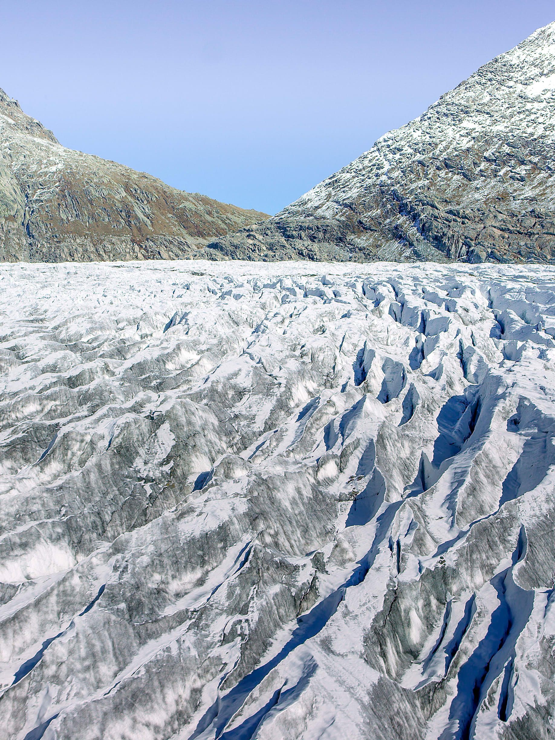 Glacier d'Aletsch avec des stries et des formations de glace marquantes