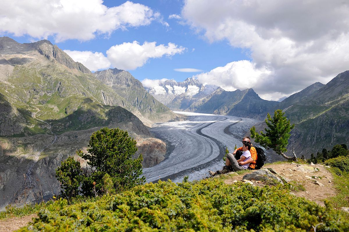 Glaciar Aletsch con pareja en verano, caminata en la Arena Aletsch.