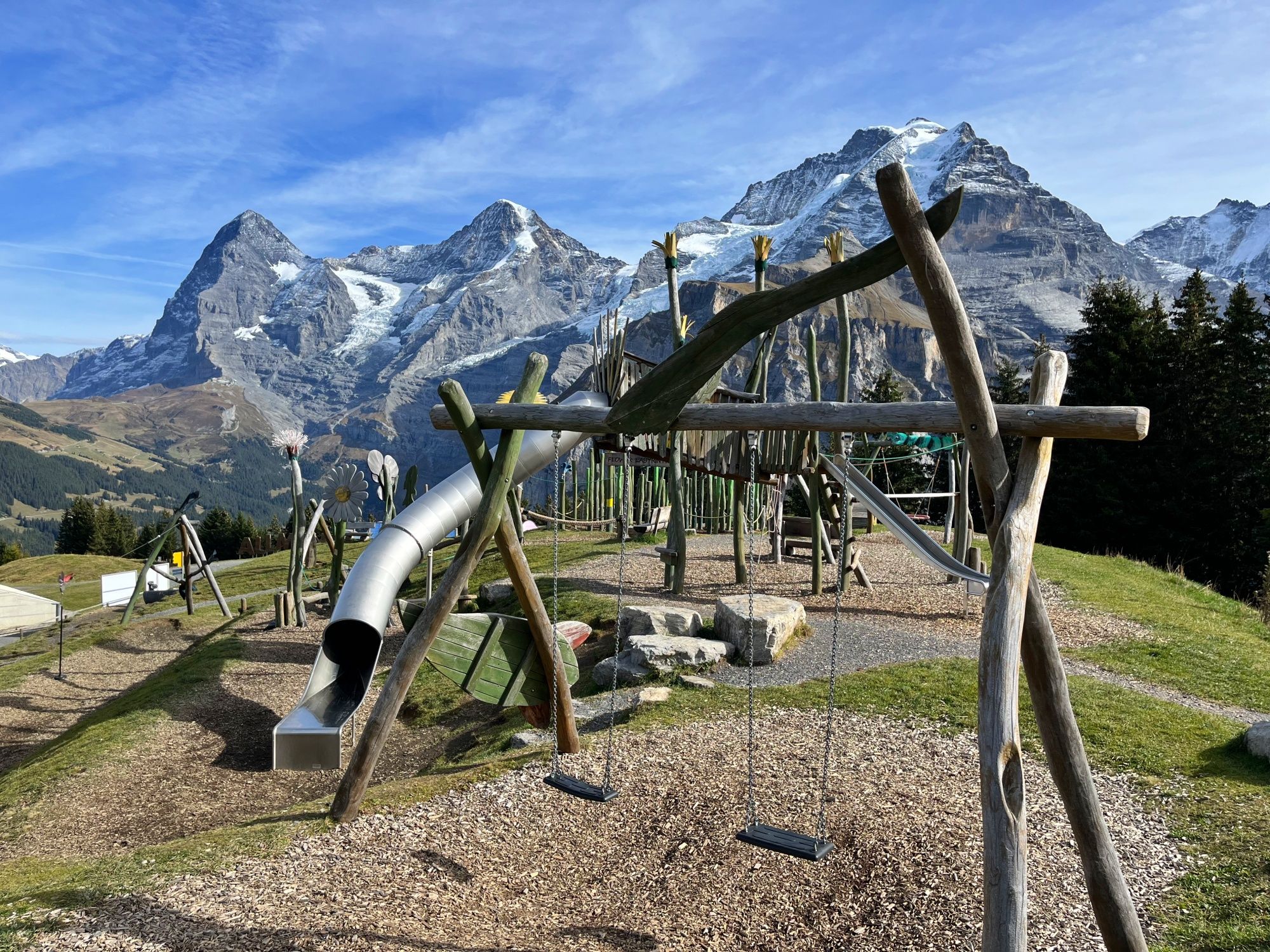 สนามเด็กเล่นอัลป์ที่มองเห็นเทือกเขาแอลป์ เหมาะสำหรับเด็กและการผจญภัย มีกิจกรรมฤดูร้อนที่อัลเมนด์ฮูเบล