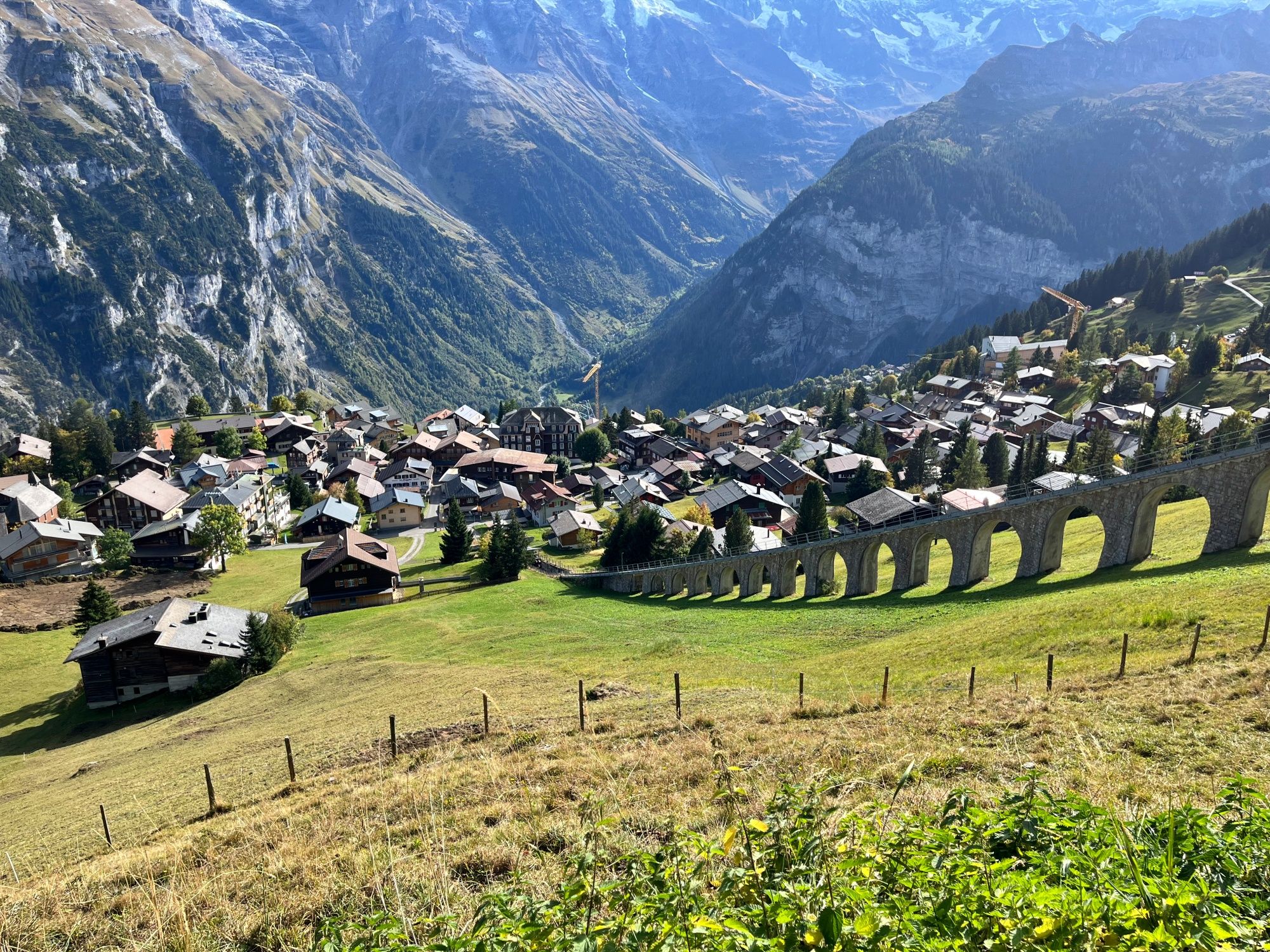 กระเช้าลอยฟ้าบนอัลเมนด์ฮูเบลที่มองเห็นภูเขาสวยงามและหมู่บ้านในฤดูร้อน