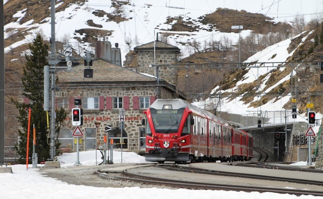 Alp Grüm: Estación de tren con trenes panorámicos en las montañas para excursiones inolvidables.