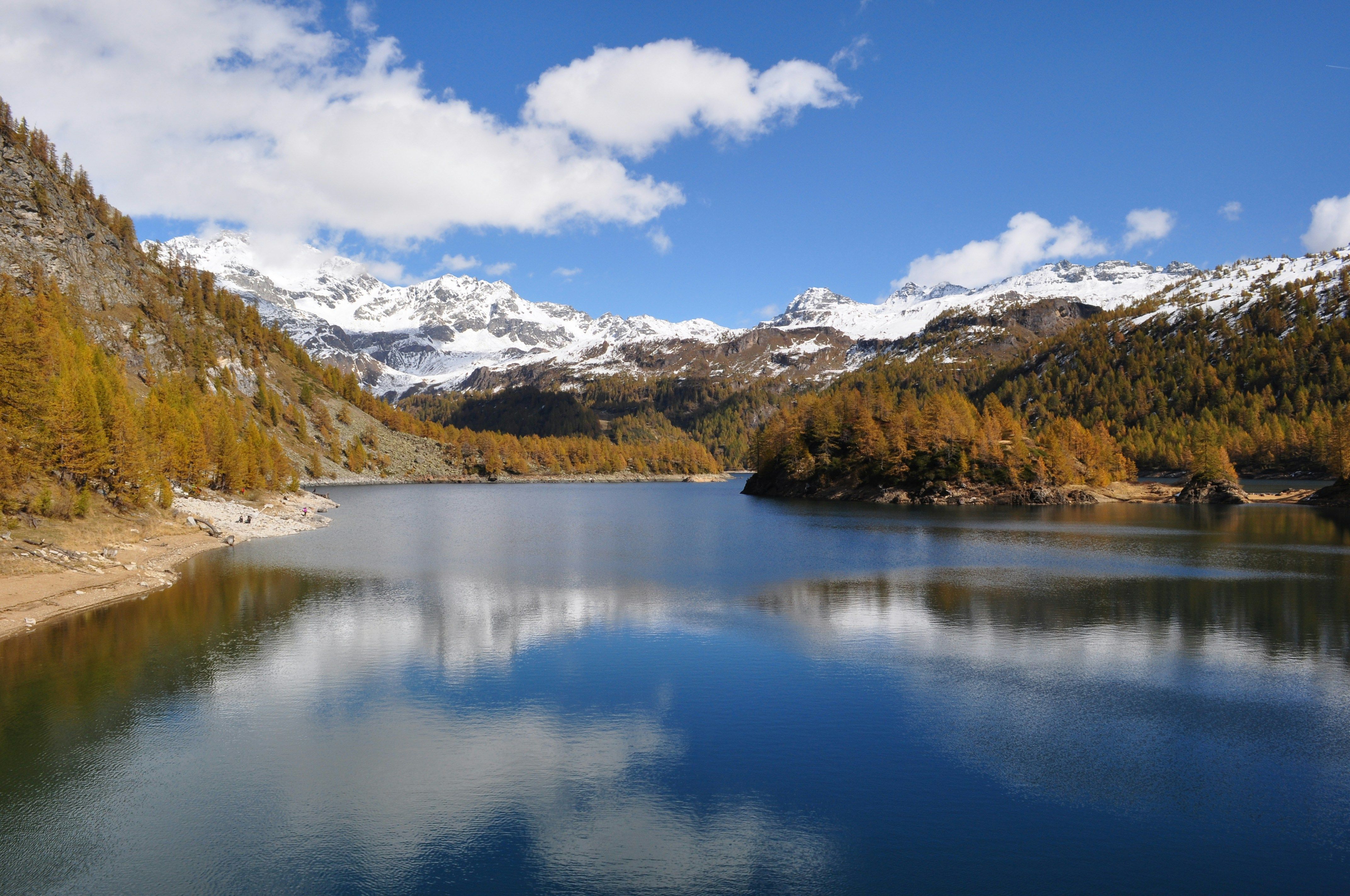 Alpe Devero: การสะท้อนของท้องฟ้าในทะเลสาบใสที่ล้อมรอบด้วยภูเขาในฤดูใบไม้ร่วง