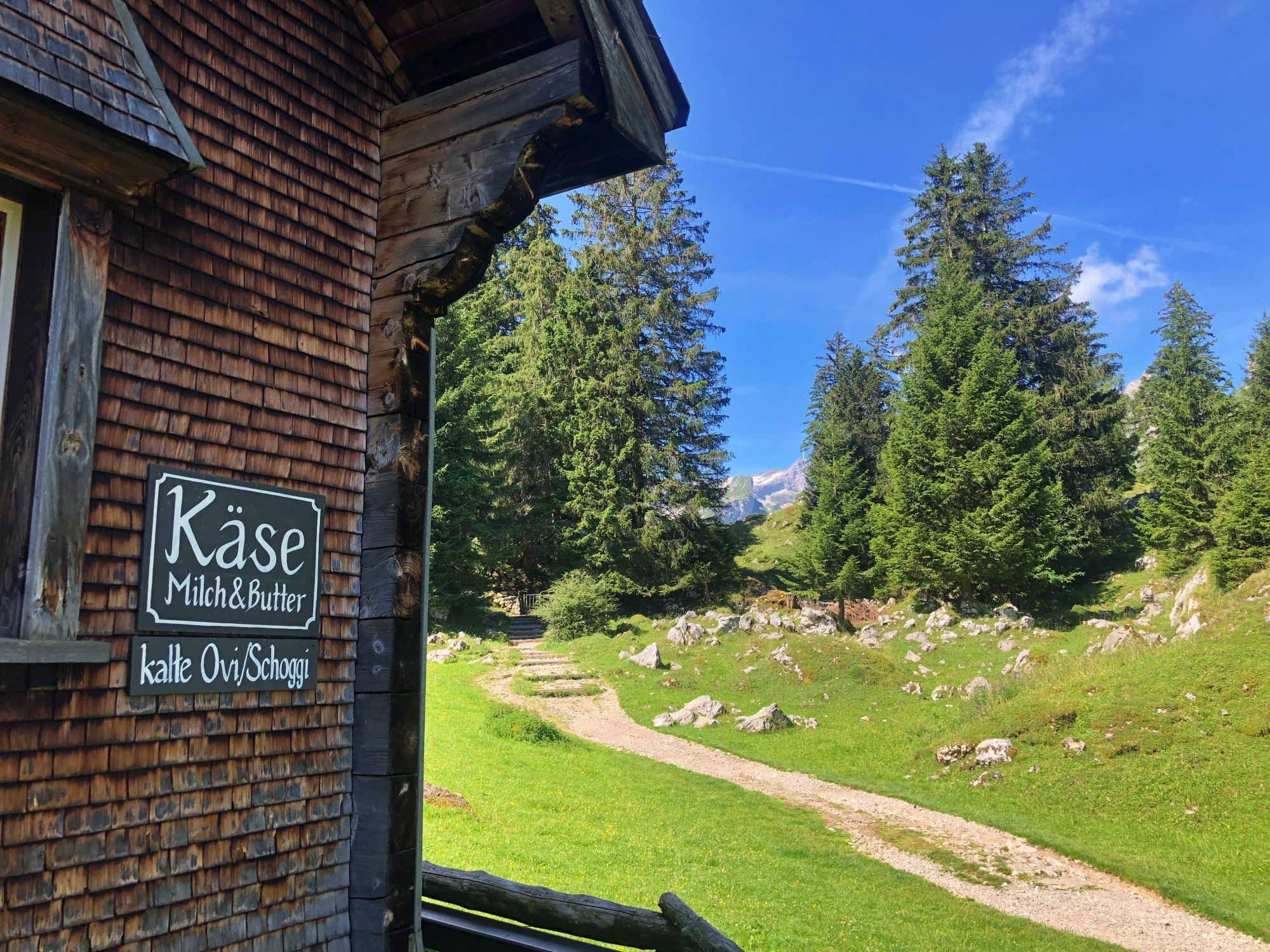 Käseverkauf im Alpstein mit Felsen und Wiesen.