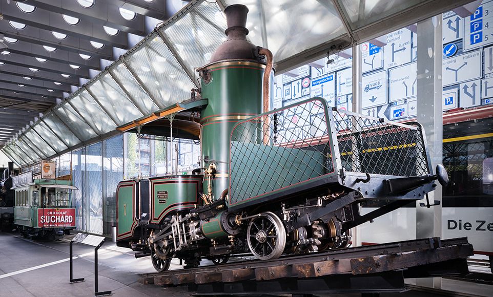 Η παλιά γραμμή Riggenbach στο σχολείο Luzern δείχνει ιστορική μηχανή σε σύγχρονη έκθεση.