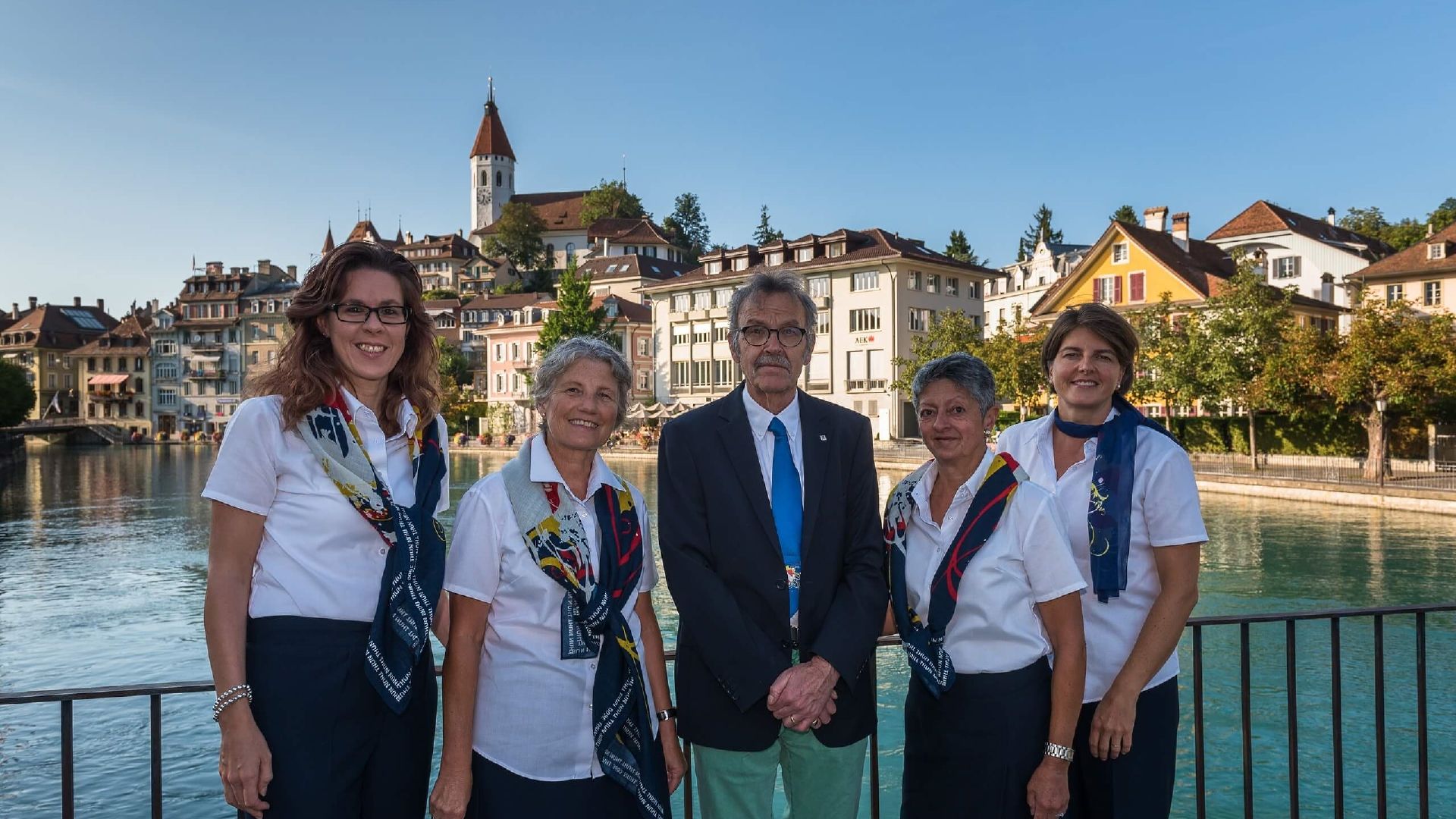 Broer i Thun byguide med tourledere ved vandet