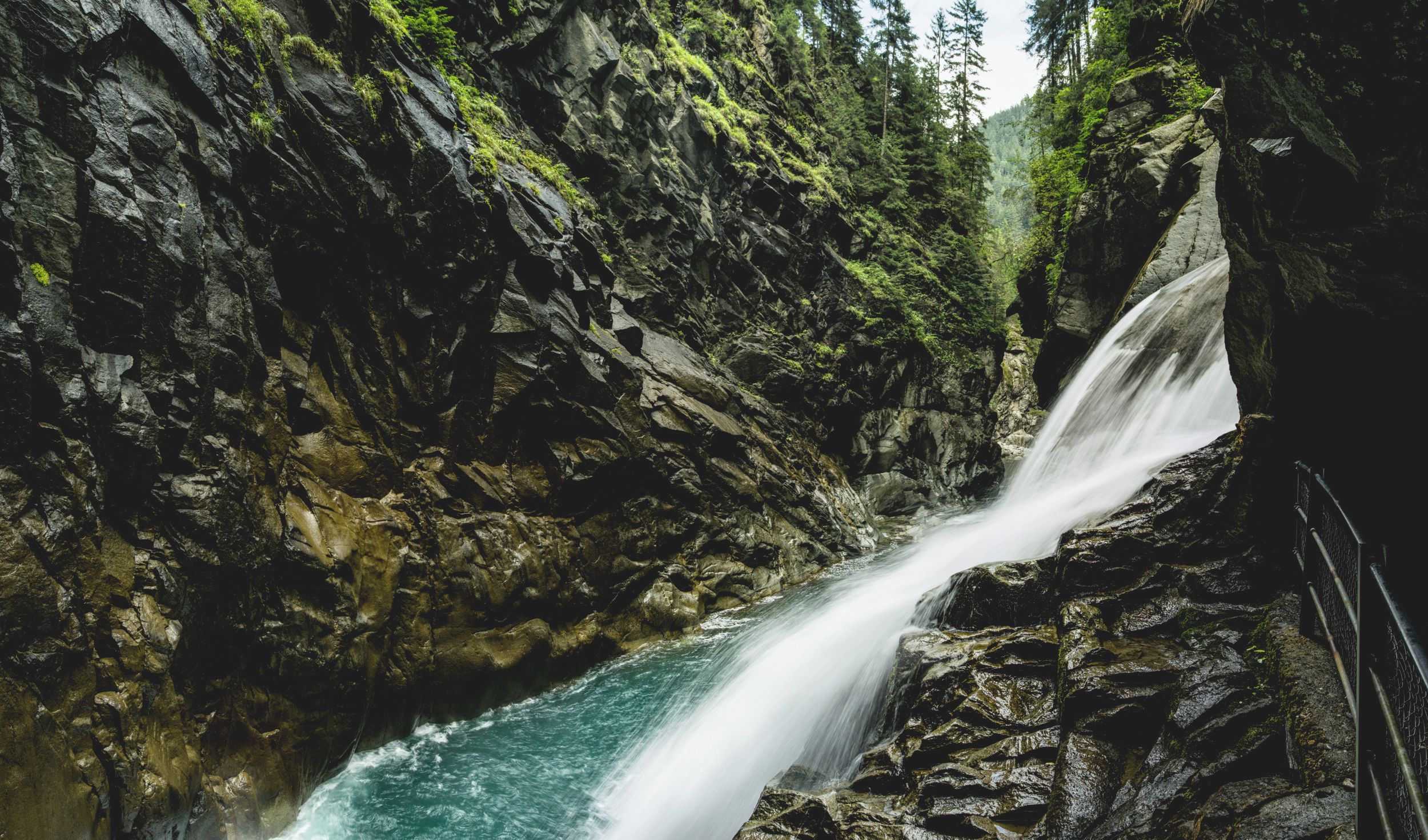 안데어-로플라슐흐트: 폭포, 바위와 풍부한 자연이 있는 장관을 이루는 협곡.