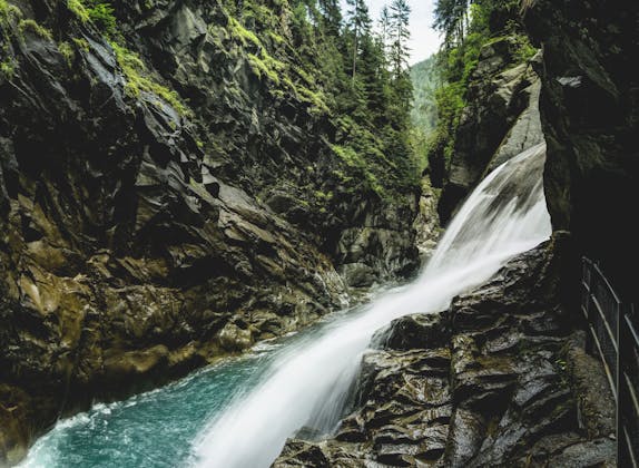 Andeer Roflaschlucht: impresionante cascada en las montañas de Grisons, ideal para los amantes de la naturaleza.