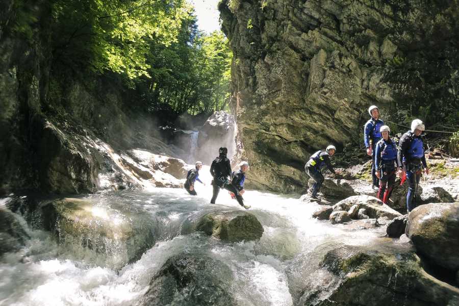 Canyoning para principiantes en el desfiladero de Saxeten con cascadas y rocas