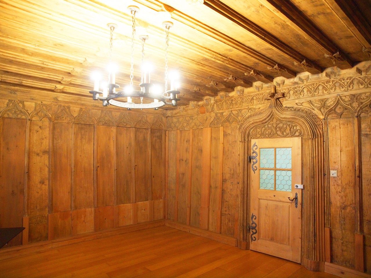 Antistitium: Gothic room in Chur with wooden ceiling and traditional architecture. Historical charm.