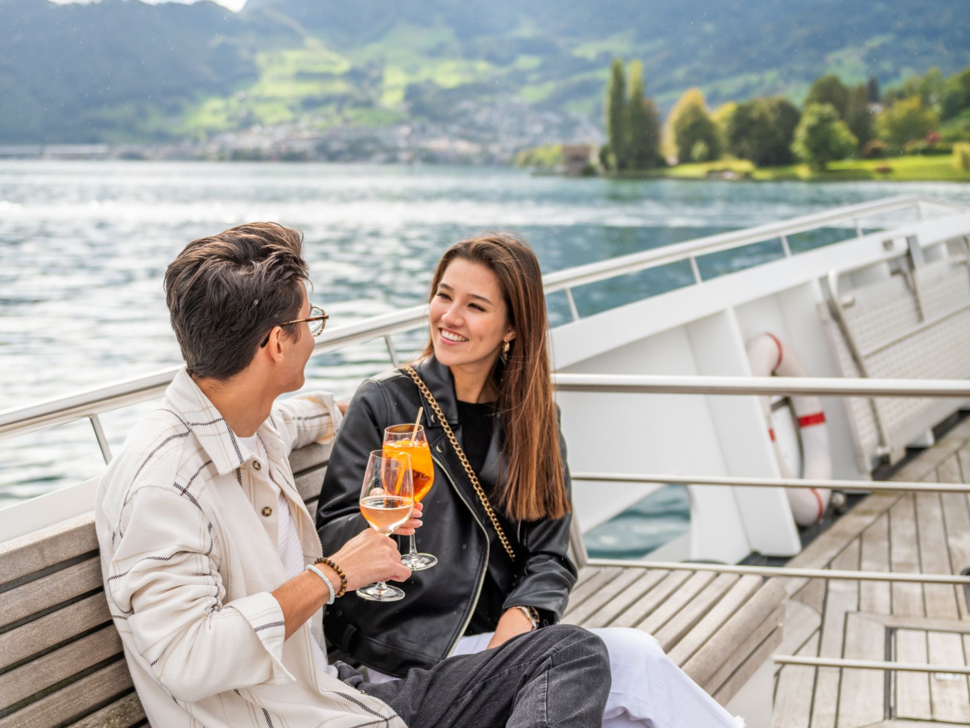 Apéro Panoramayacht: Genieten met vrienden aan het Vierwaldstättermeer in de natuur.