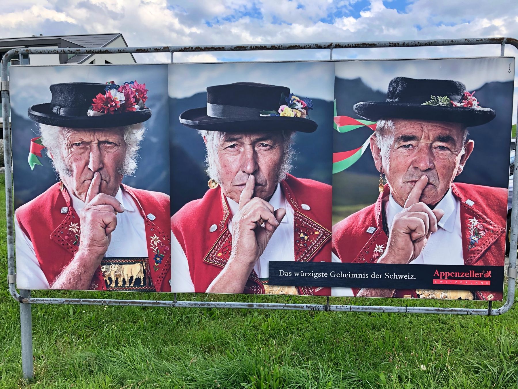 Appenzeller Käse Schaukäserei zeigt drei Männer mit geheimnisvollem Finger auf dem Mund
