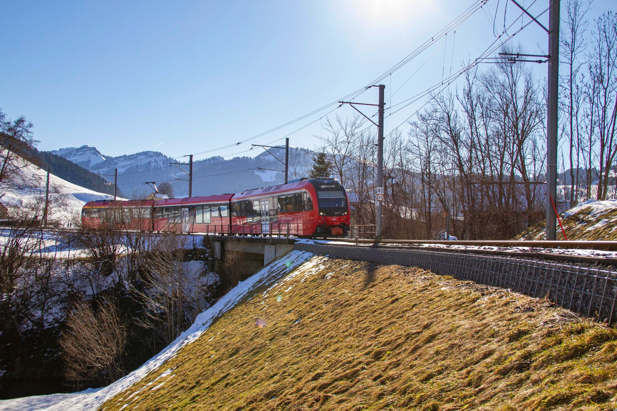 アッペンツェル鉄道：雪と山に囲まれた冬の美しいアッペンツェル地方を走る列車の旅。