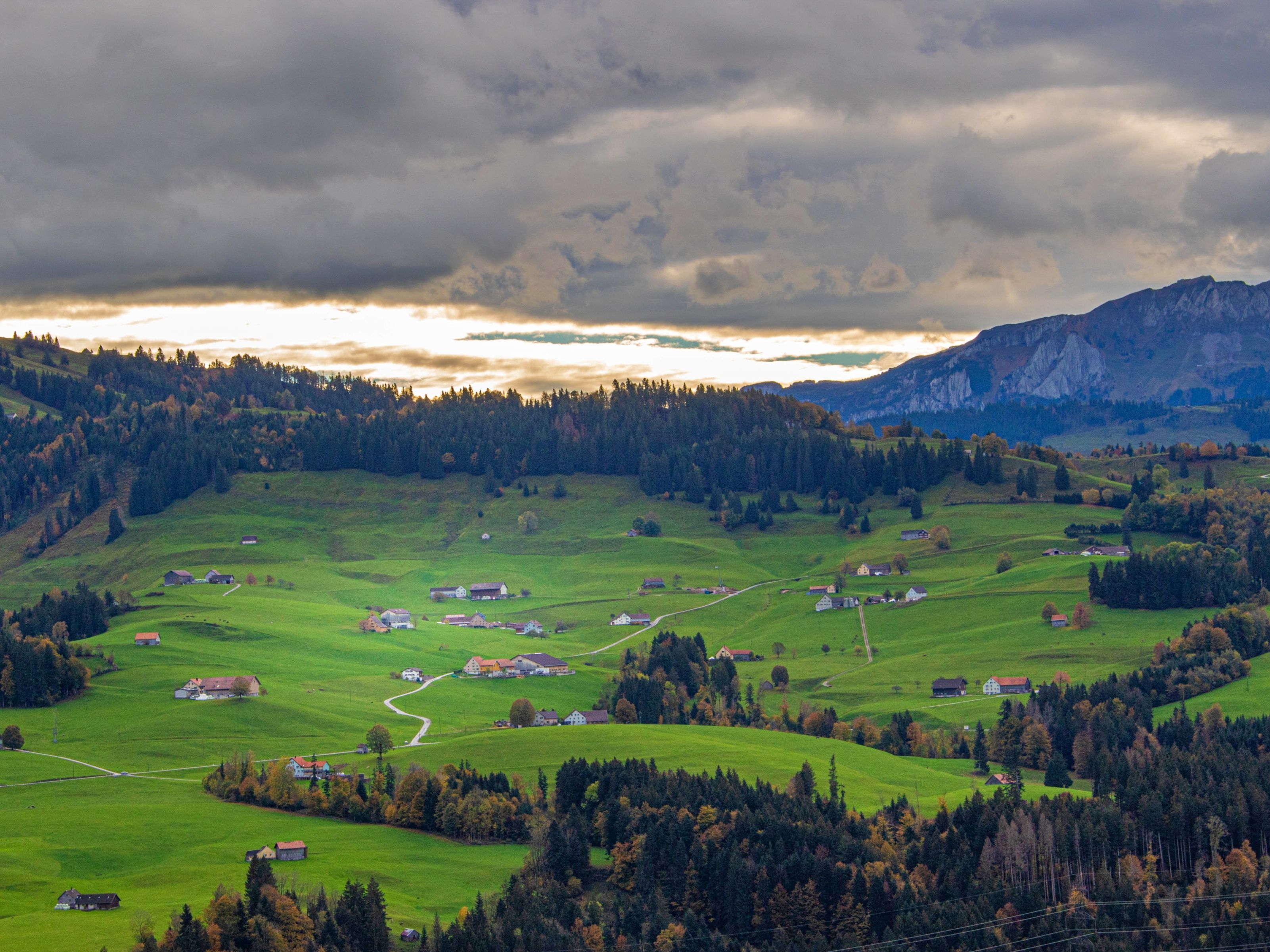 アッペンツェル地方：緑の丘、山、農場が広がる自然の中の田舎風景。