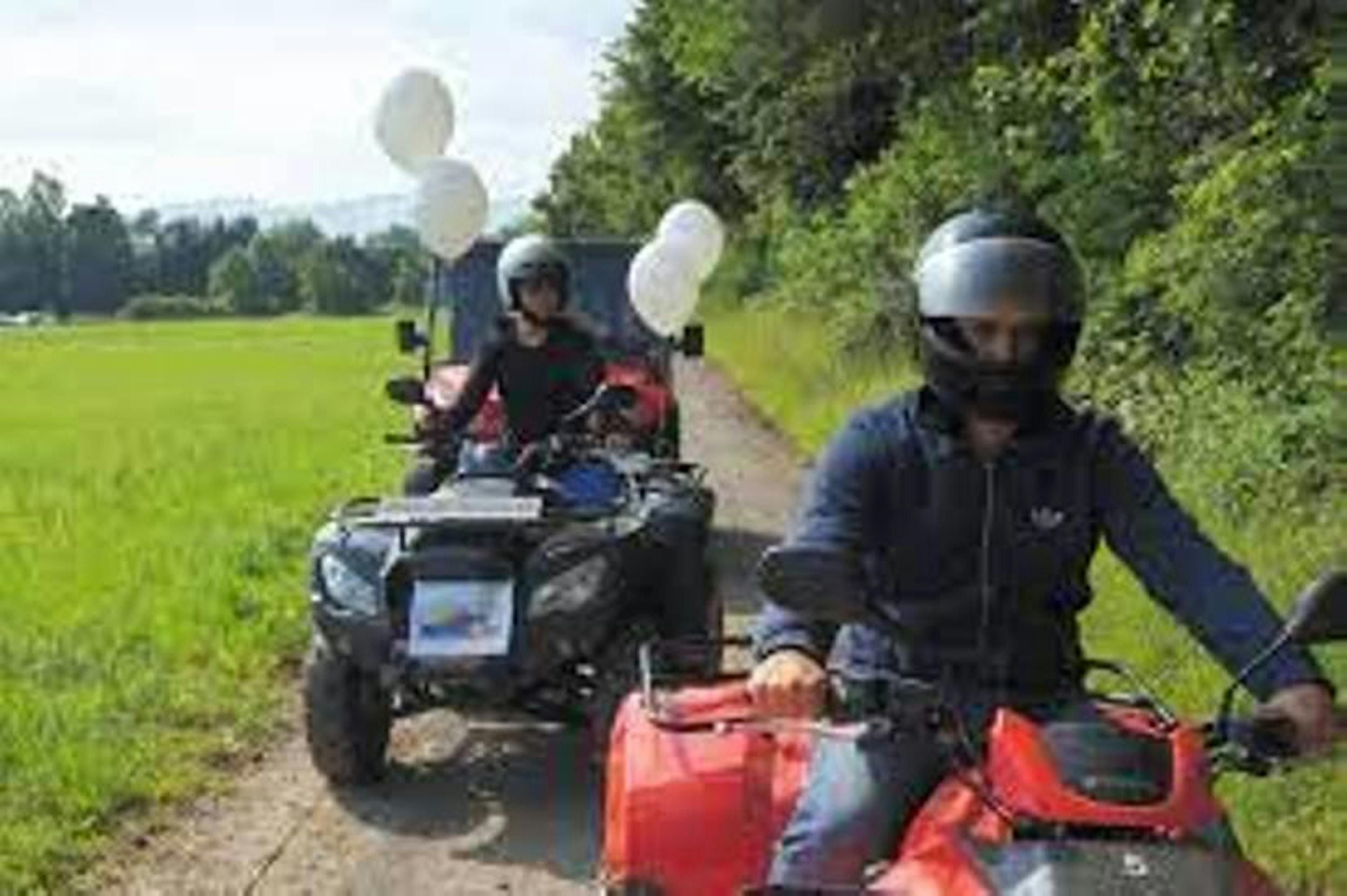Quadkanoe na narozeniny, řidiči na čtyřkolkách v přírodě, zelená louka, příjemné počasí.
