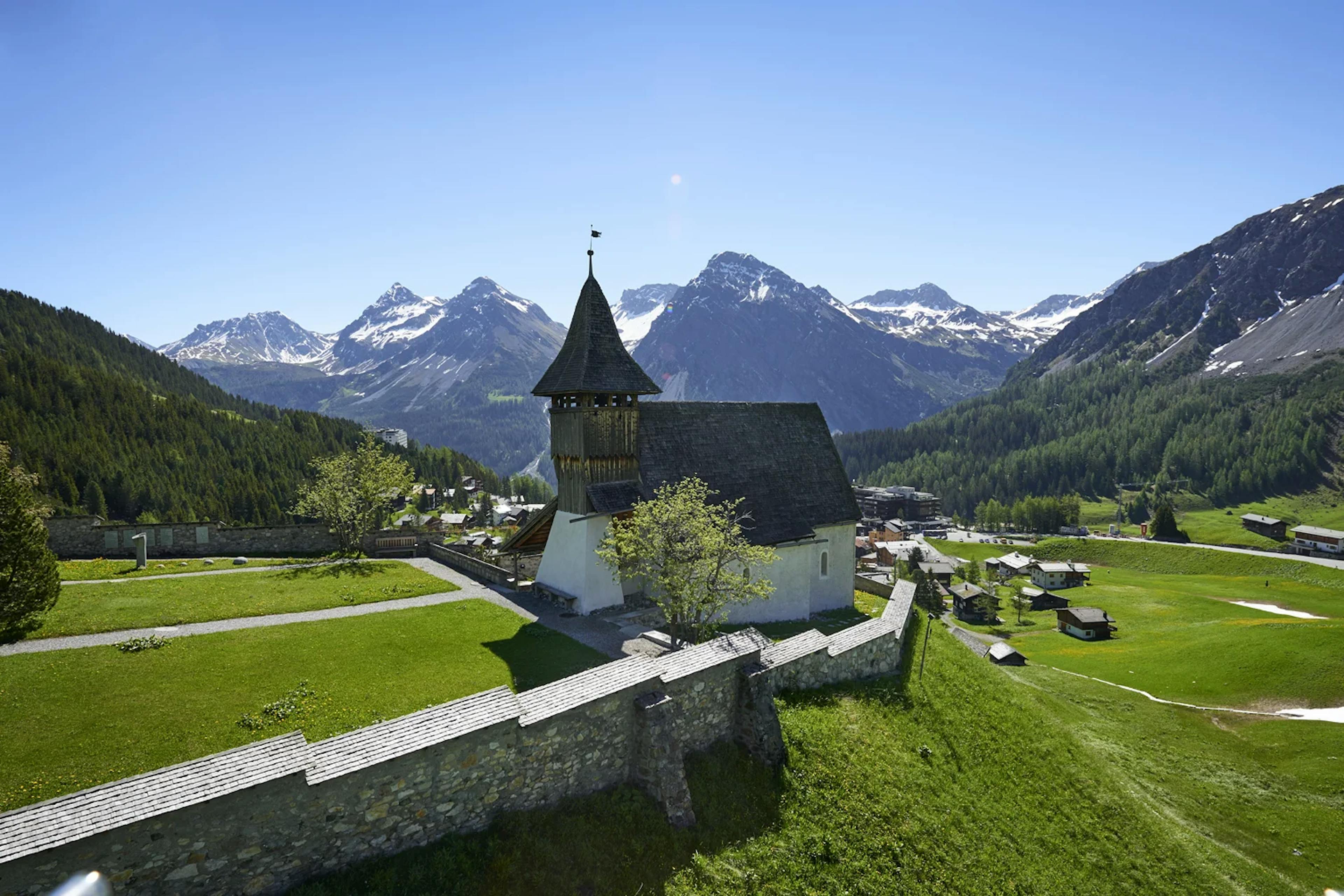 Arosa vista dalla chiesa, paesaggio montano con prati