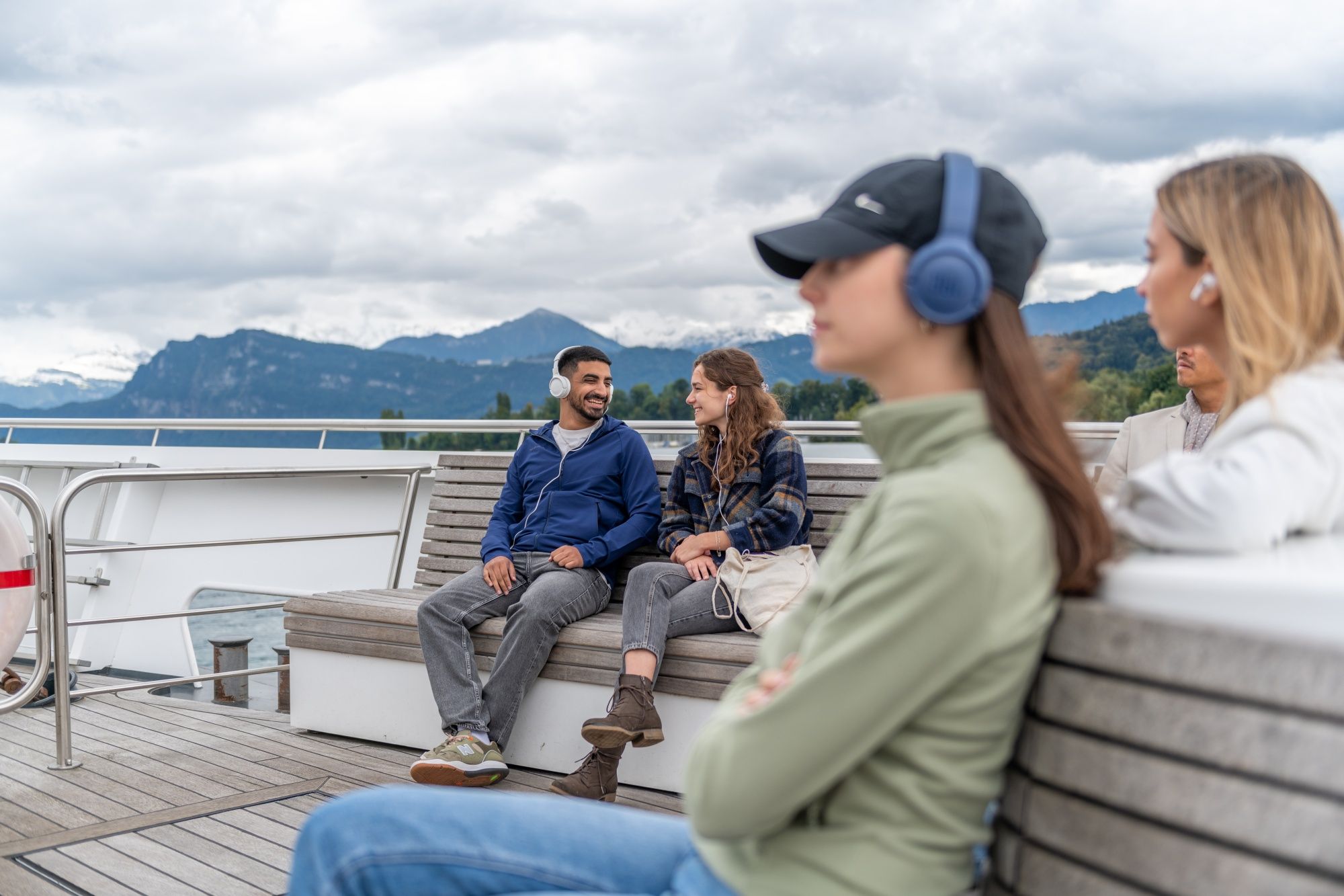 Audiogids Vierwoudstreek: Ontspan op een boot met vrienden en luister naar interessante verhalen over de regio.