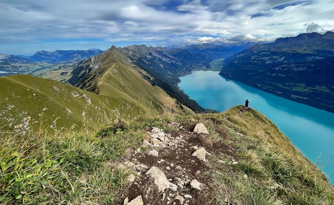 Senderismo Augstmatthorn con vista al lago de Thun y las montañas, ideal para amantes de la naturaleza.
