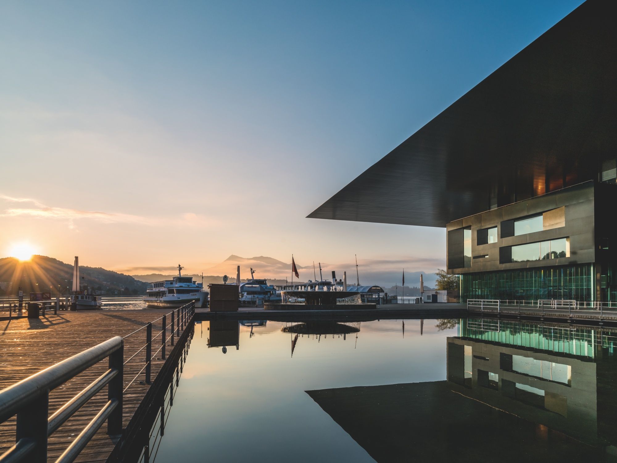 ルツェルンの水辺にある現代建築、山の眺めが楽しめるKKL