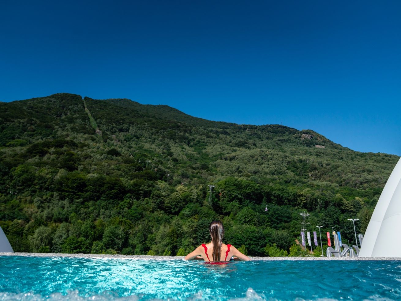 Espace extérieur Splash et Spa avec vue sur des montagnes verdoyantes