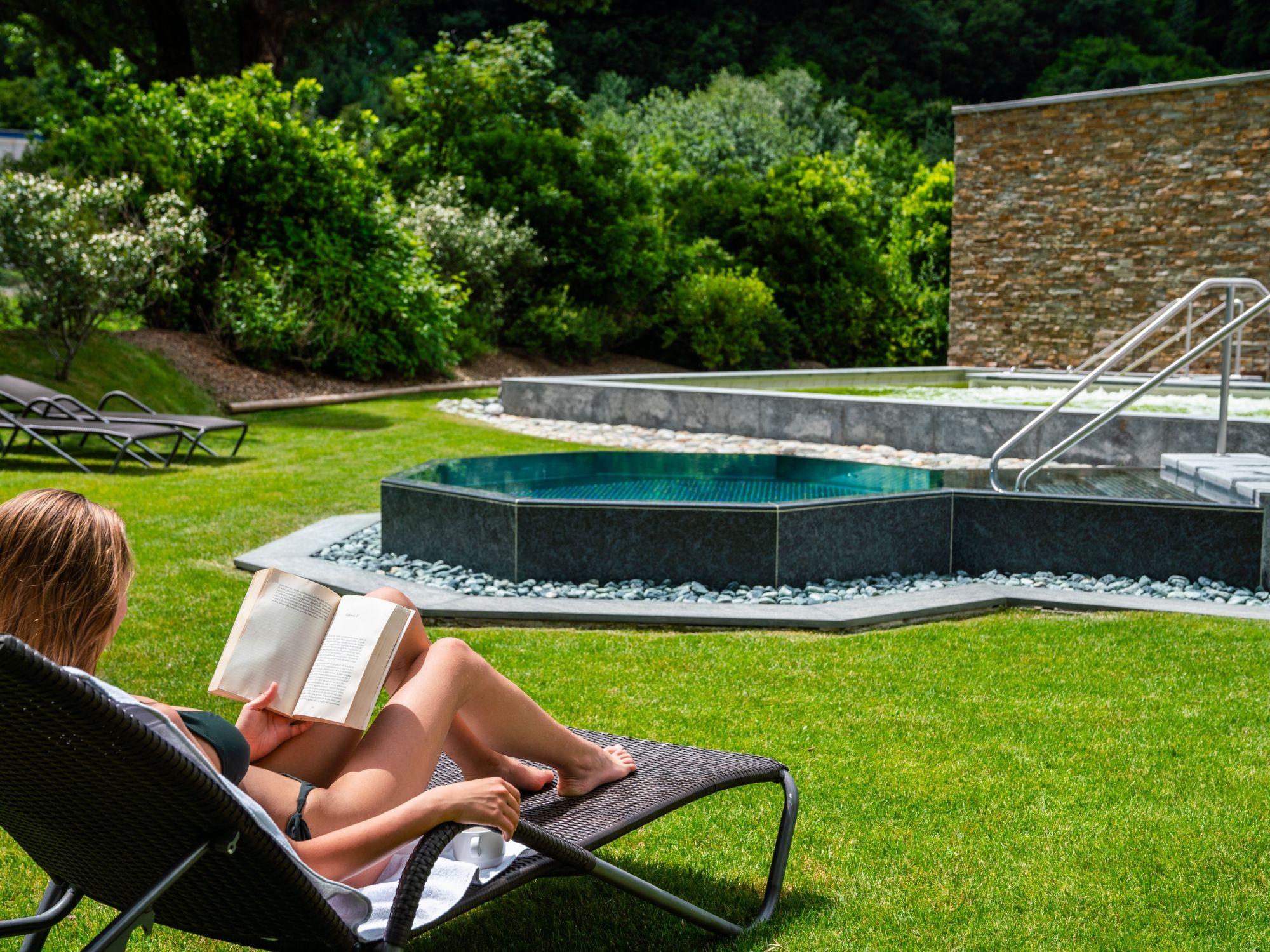 Ευεξία Σπα Εξωτερικός Χώρος, χαλαρωτικές στιγμές ανάγνωσης, ήσυχο περιβάλλον