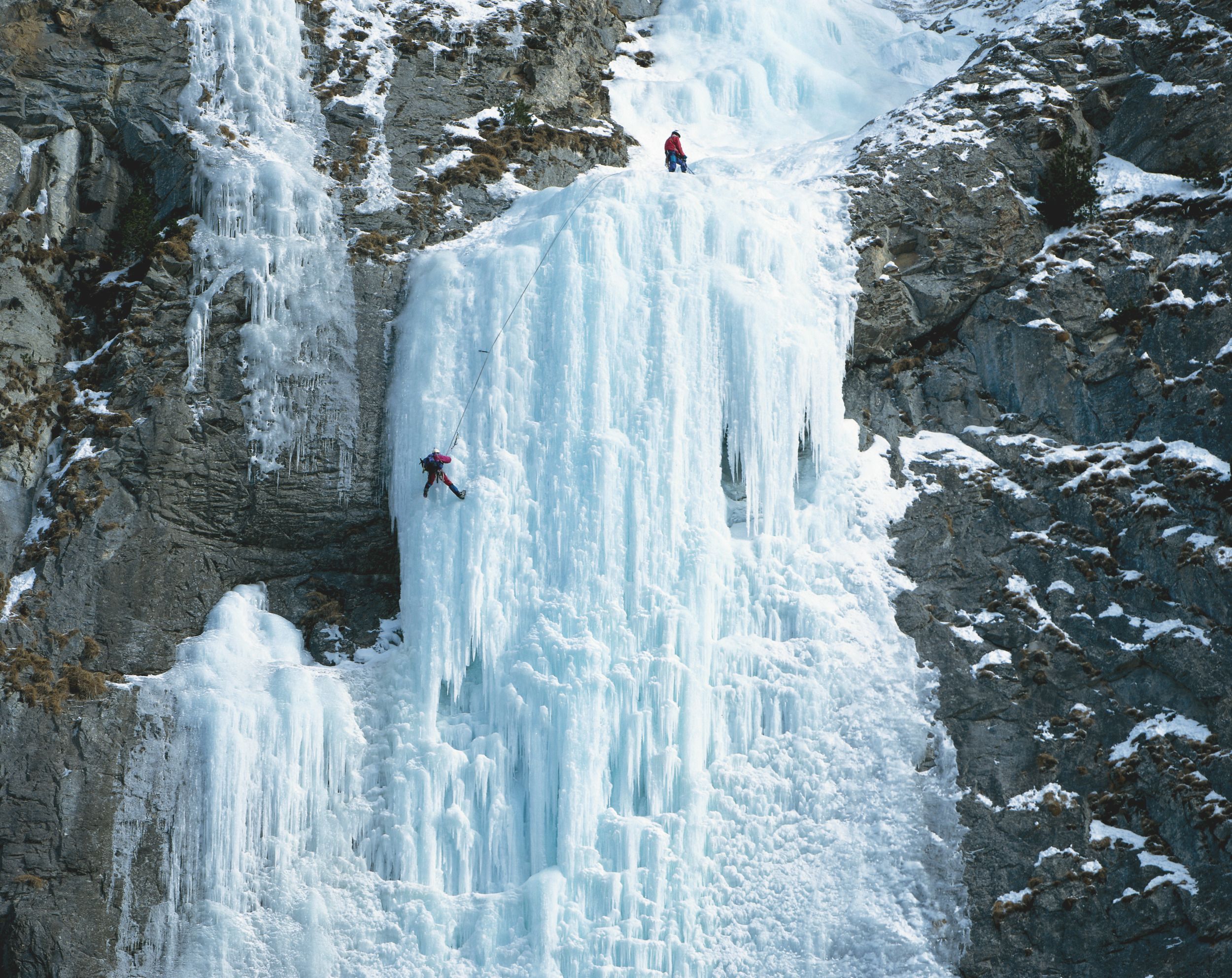 아우서페레라의 아이스클라이밍: 알프스의 매력적인 얼음 폭포들, 모험을 좋아하는 이들을 위한 완벽한 겨울 스포츠.