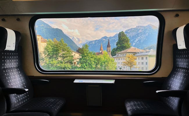Reizen: Uitzicht vanuit de trein op de bergen en de natuur in de omgeving, ideaal voor jonge volwassenen.