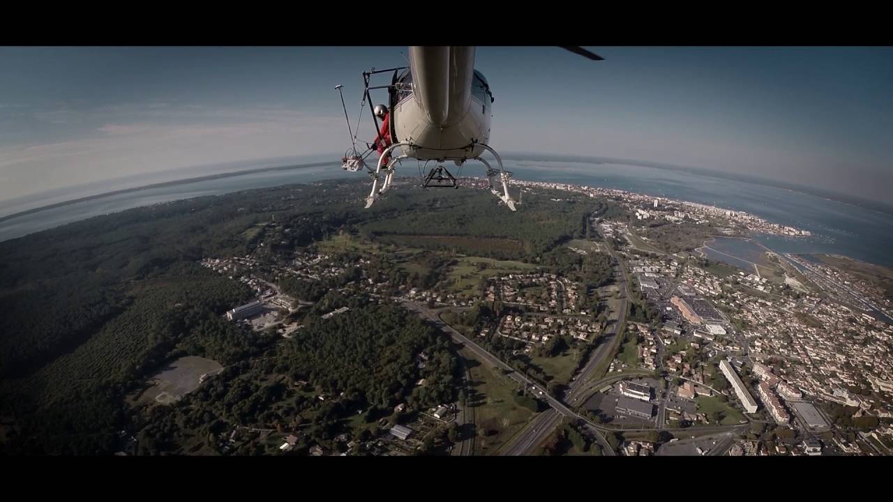 Ελικόπτερο πάνω από την Κορσική με θέα στη ακτή και το τοπίο