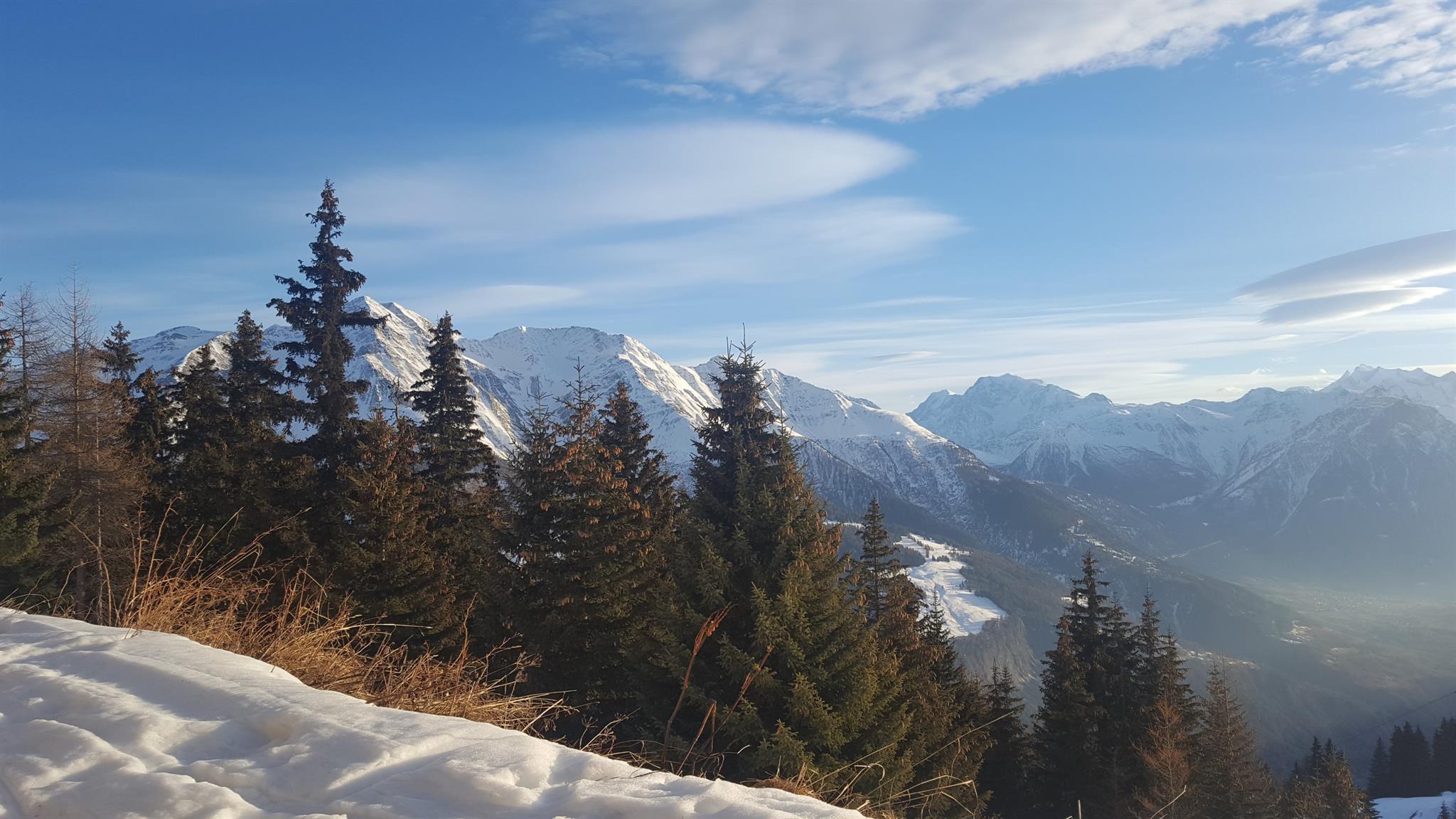 Vista del cobertizo de madera en la Aletsch Arena con montañas cubiertas de nieve