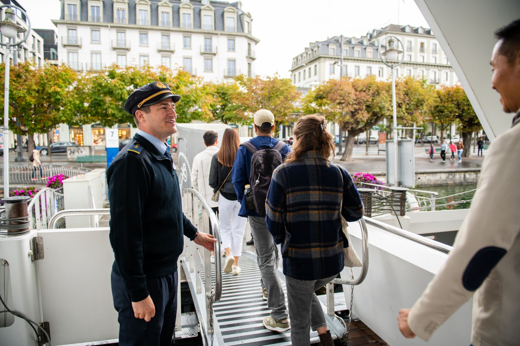 Panoramayacht Vierwaldstättermeer: ontspannen cruise in het schilderachtige Luzern met uitzicht op de omgeving.
