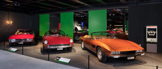 Αυτοκίνητα από την έκθεση οδικής κυκλοφορίας στο Μουσείο Μεταφορών στη Λουκέρνη, διάφορα μοντέλα και χρώματα.