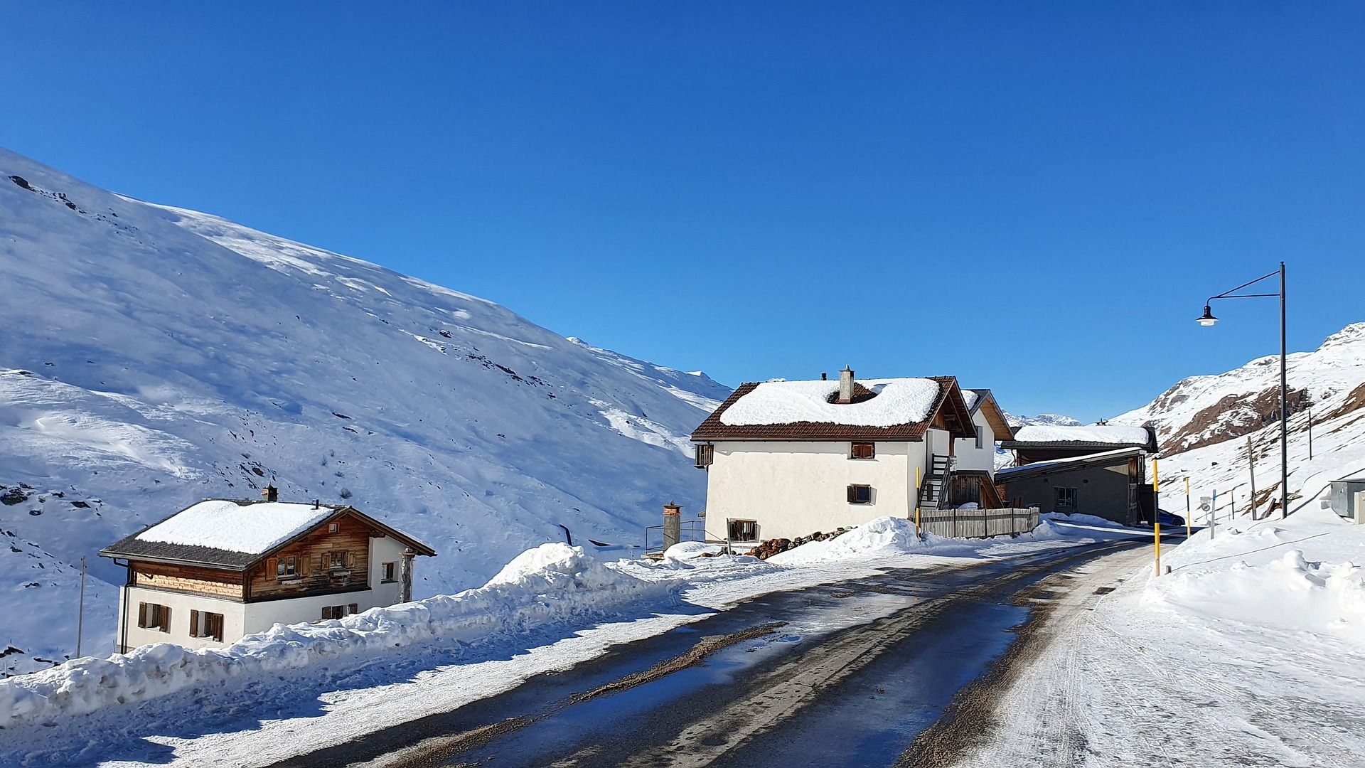 아버스: 눈 덮인 풍경과 고산지대의 매력적인 집. 겨울 모험에 이상적입니다.