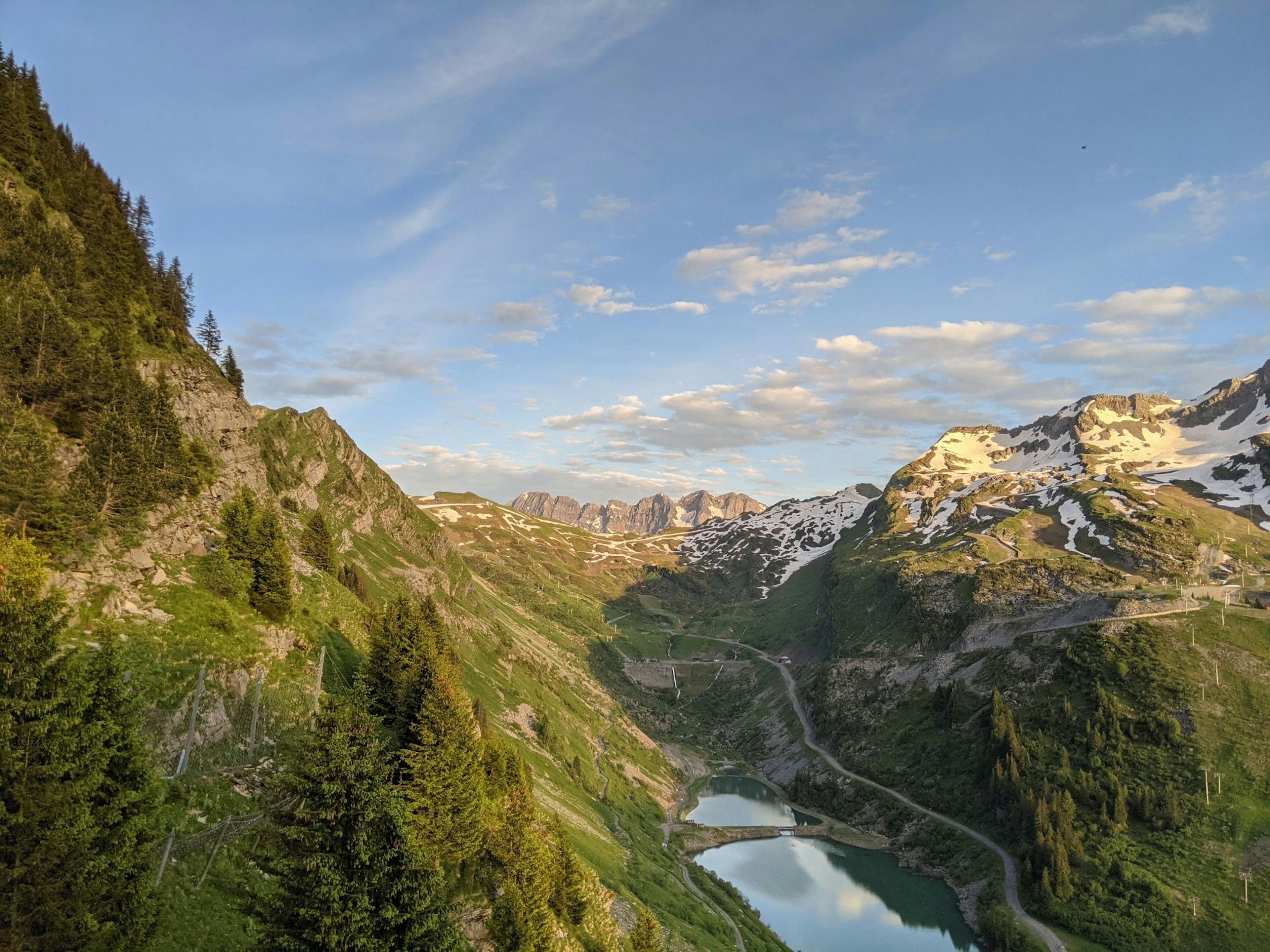 Geneve: Prachtig uitzicht op de Franse Alpen in een vallei met bergmeer en groene natuur.