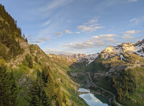 Geneve: Prachtig uitzicht op de Franse Alpen in een vallei met bergmeer en groene natuur.