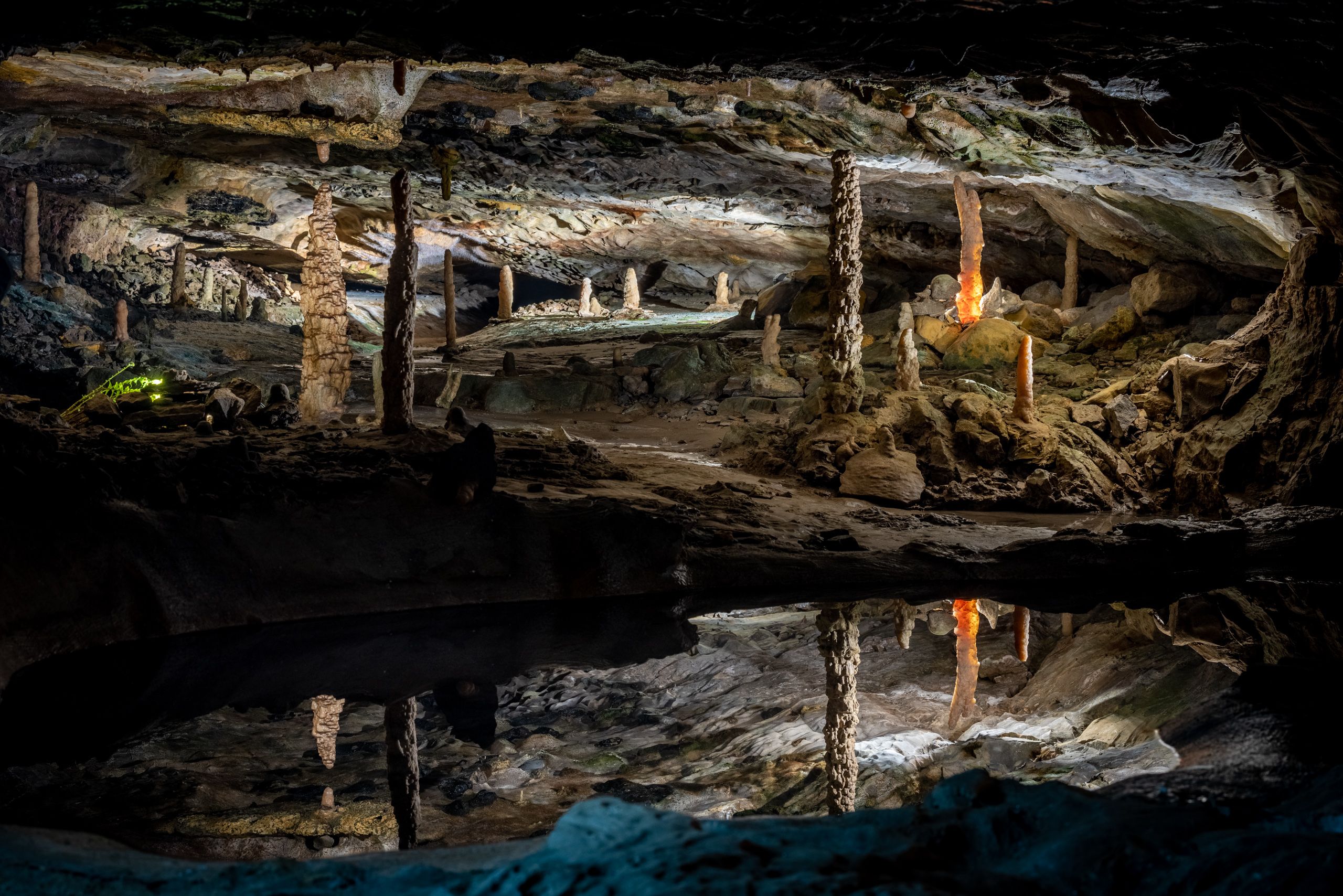 Beatushöhlen: Mystische Höhlenlandschaft mit reflektierendem Wasser und beeindruckenden Felsformationen.