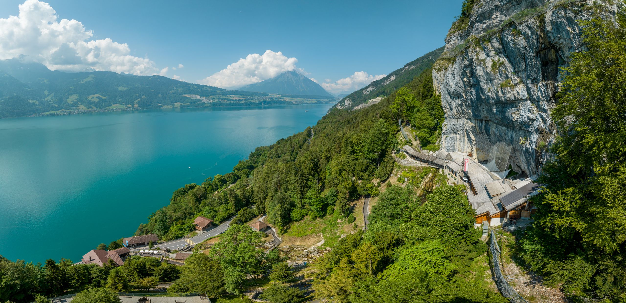 Beatushöhlen: beeindruckende Felsenlandschaft am Thunersee mit Wanderwegen im Sommer.