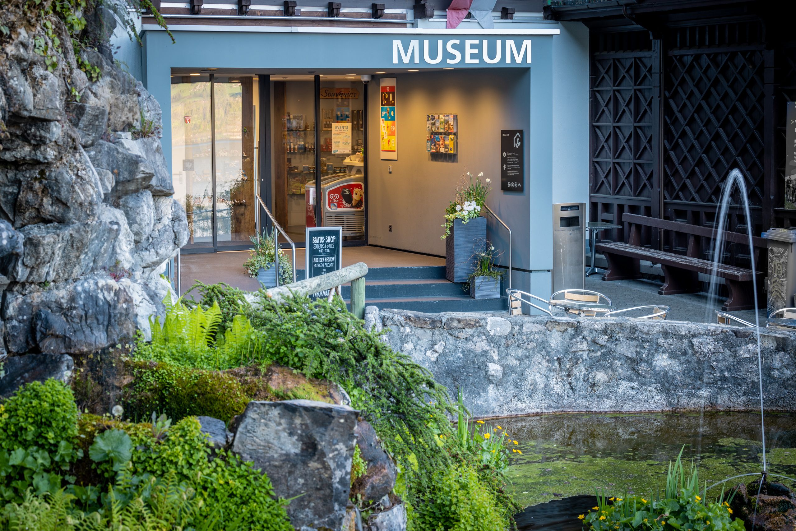 Beatushöhlen: faszinierendes Museum in idyllischer Naturlandschaft, ideal für Kunst und Teamaktivitäten.