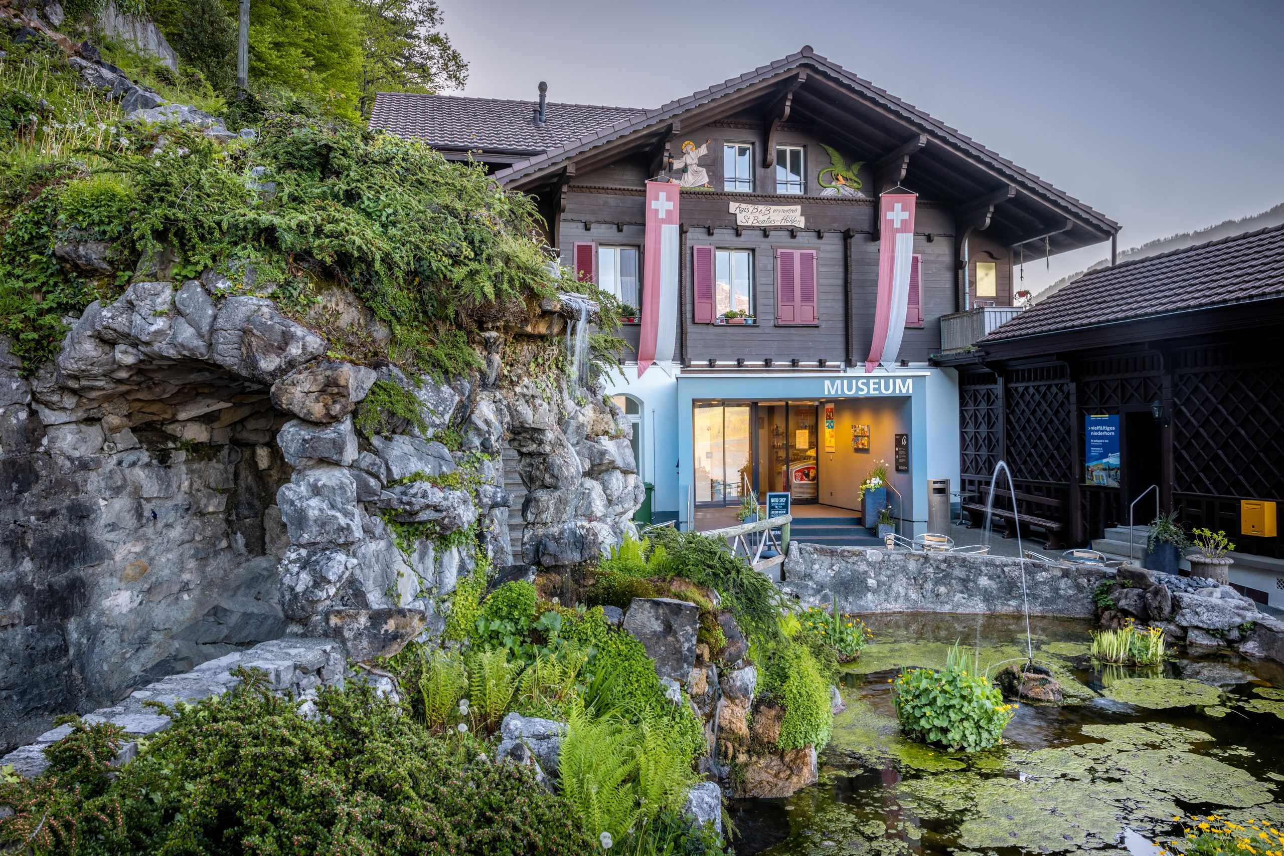 Beatushöhlen: romantisches Museum mit Teich und Natur, ideal für Familienausflüge.