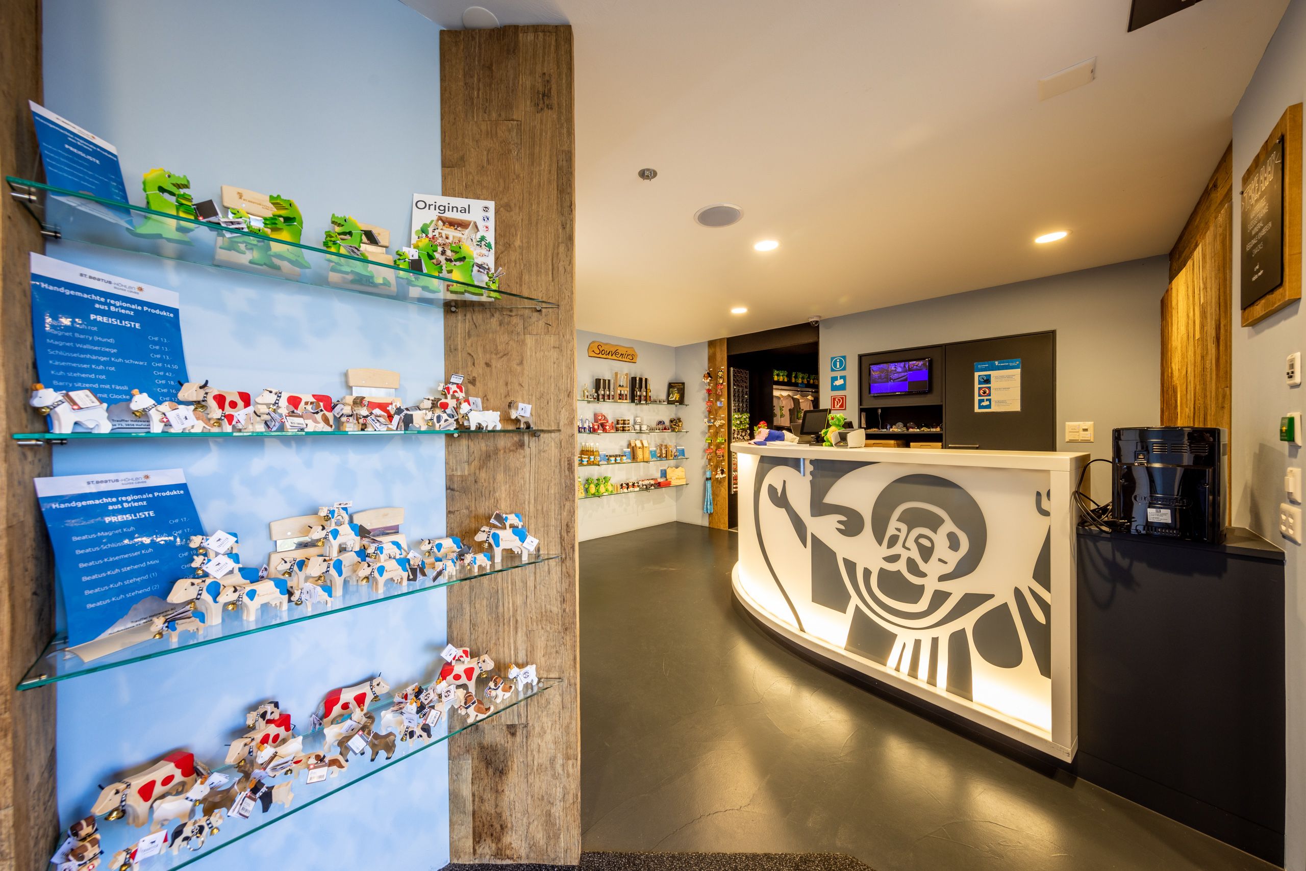 BHG Museum: modernes Interieur, kreative Ausstellungsstücke und freundliche Atmosphäre im Stadtzentrum.