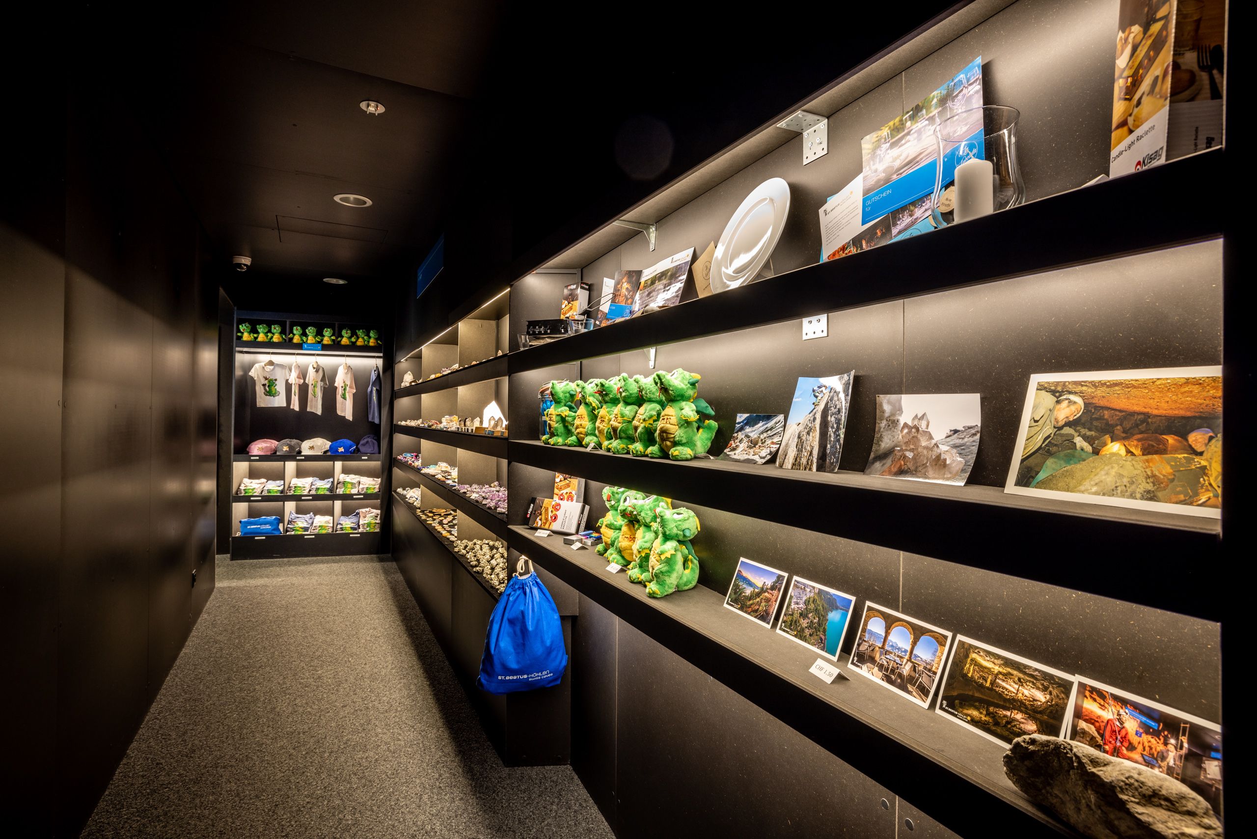 Beatushöhlen: Überblick über den Souvenirbereich mit regionalen Erzeugnissen und interessanten Exponaten