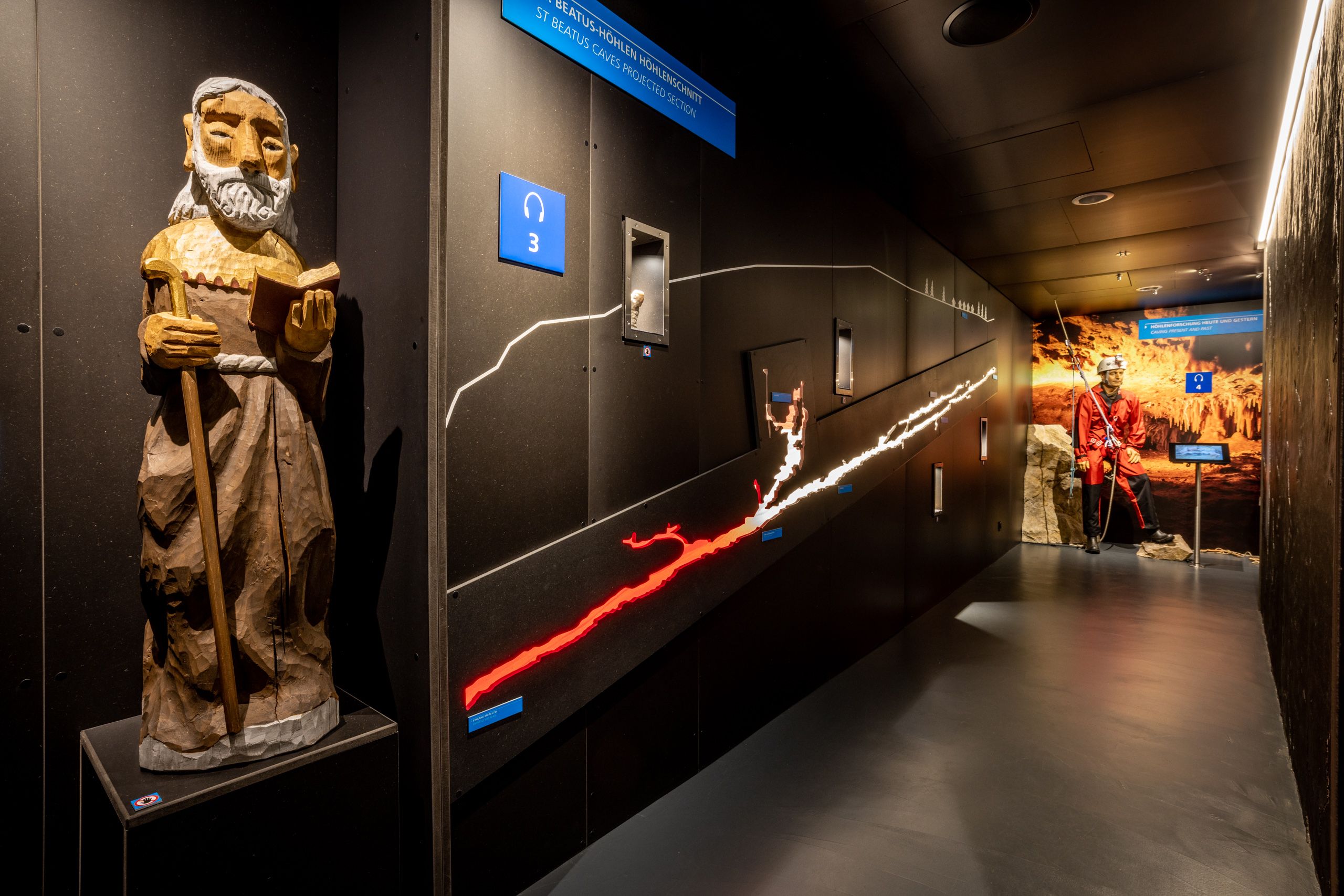 Beatushöhlen: Impressionen der Kunst und Natur im Museum mit historischen Figuren und beeindruckenden Darstellungen.