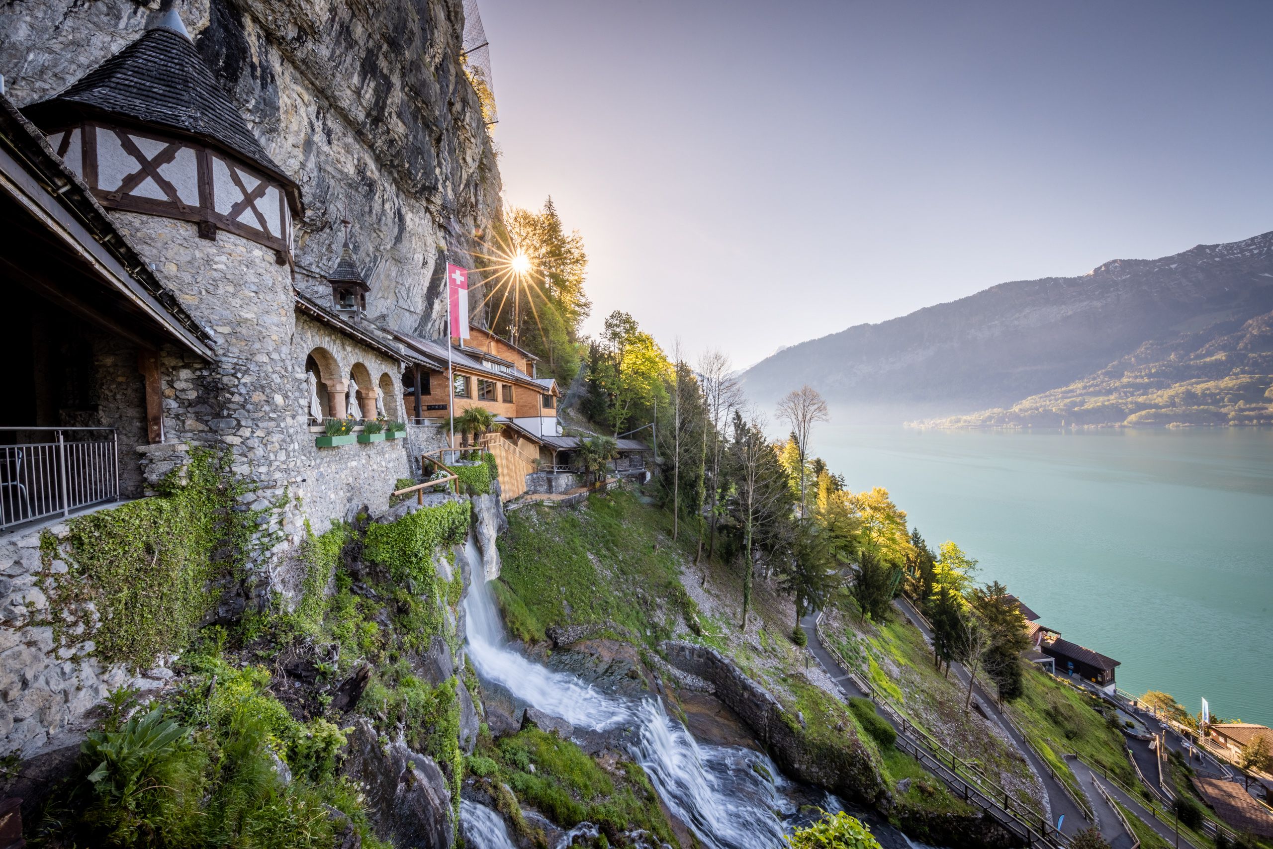 كهوف بياتوس: شروق مذهل للشمس فوق الجبال ومياه بحيرة تون