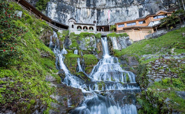 Wasserfall und Höhleneingang (Foto: Beatushöhlen Genossenschaft)