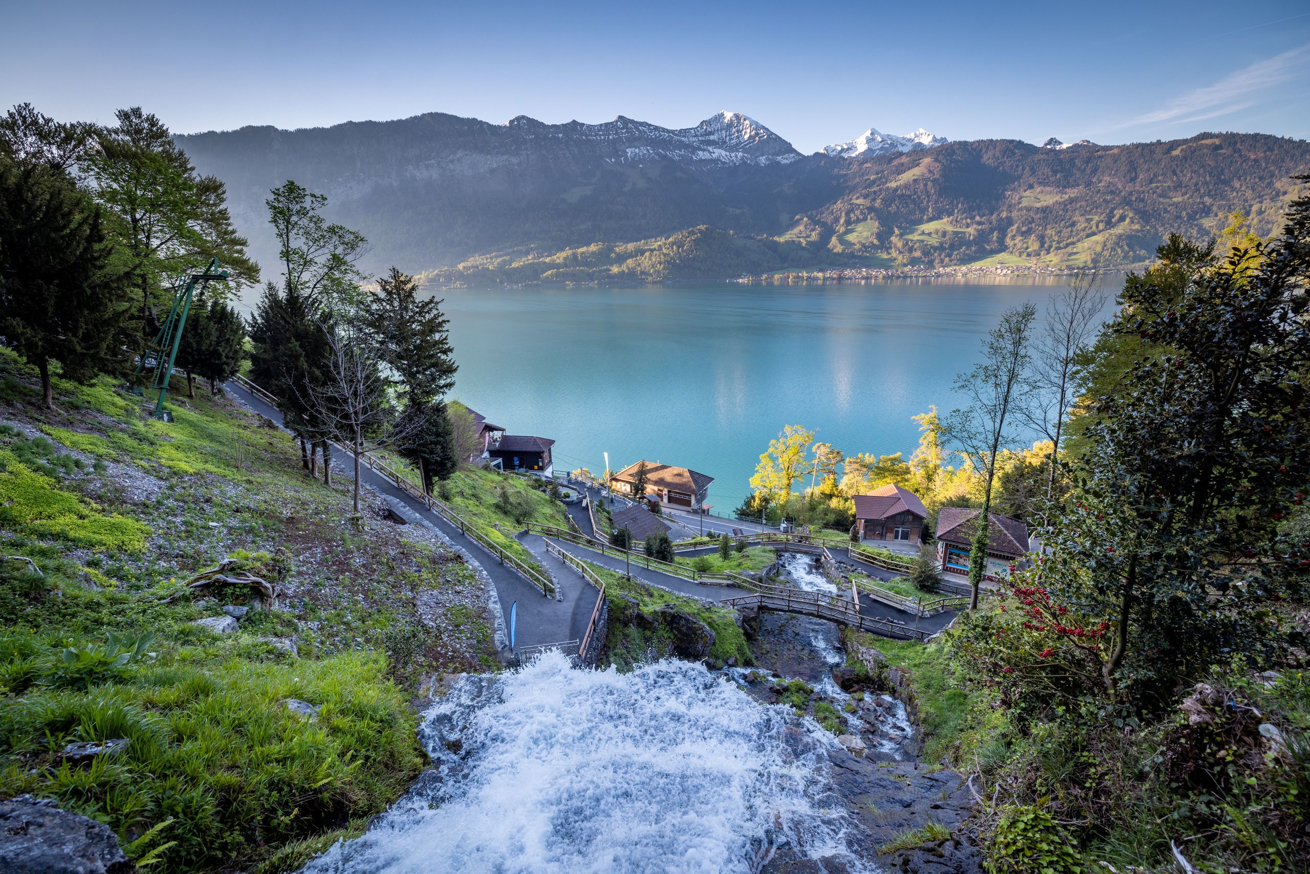 شلال بالقرب من بحيرة ثون بالقرب من كهوف بياتوس مع الجبال والطبيعة في الخلفية.