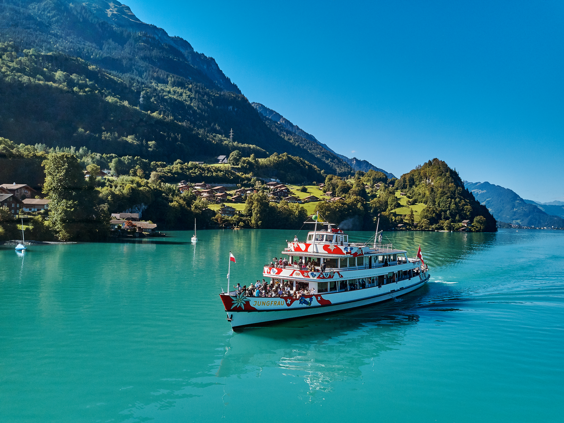 Thunersee Schifffahrt mit Boot und Bergpanorama im Hintergrund.